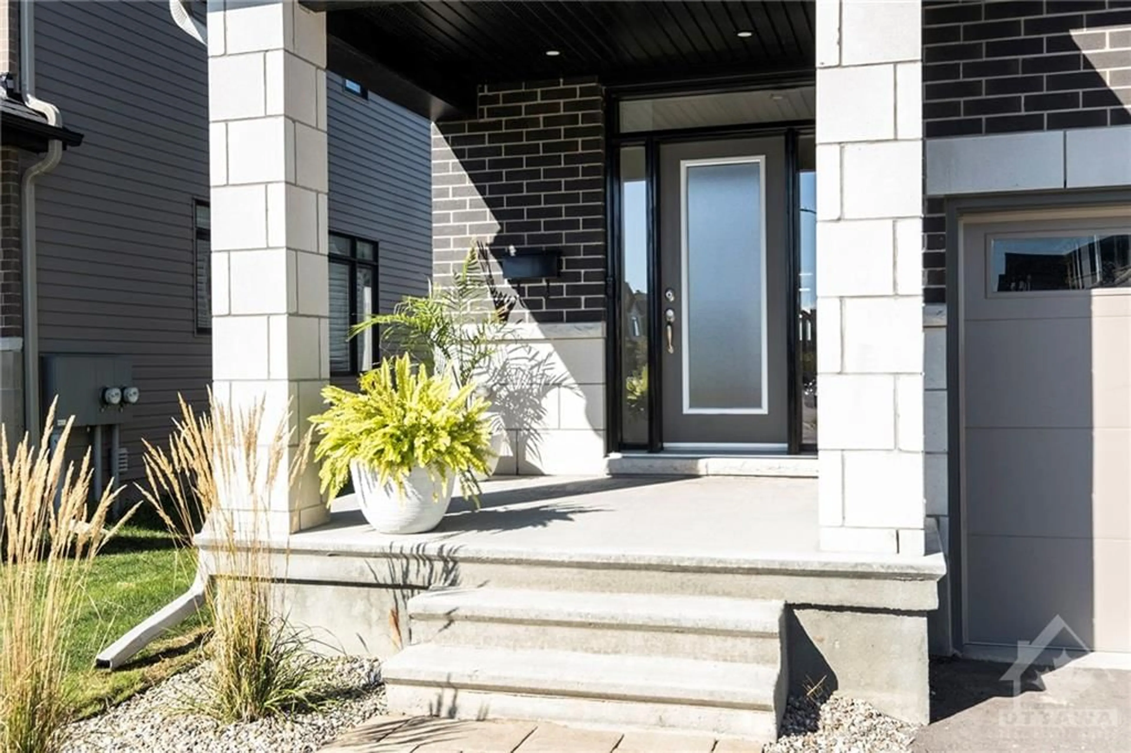 Indoor entryway, cement floor for 860 SOLARIUM Ave, Ottawa Ontario K4M 0H1