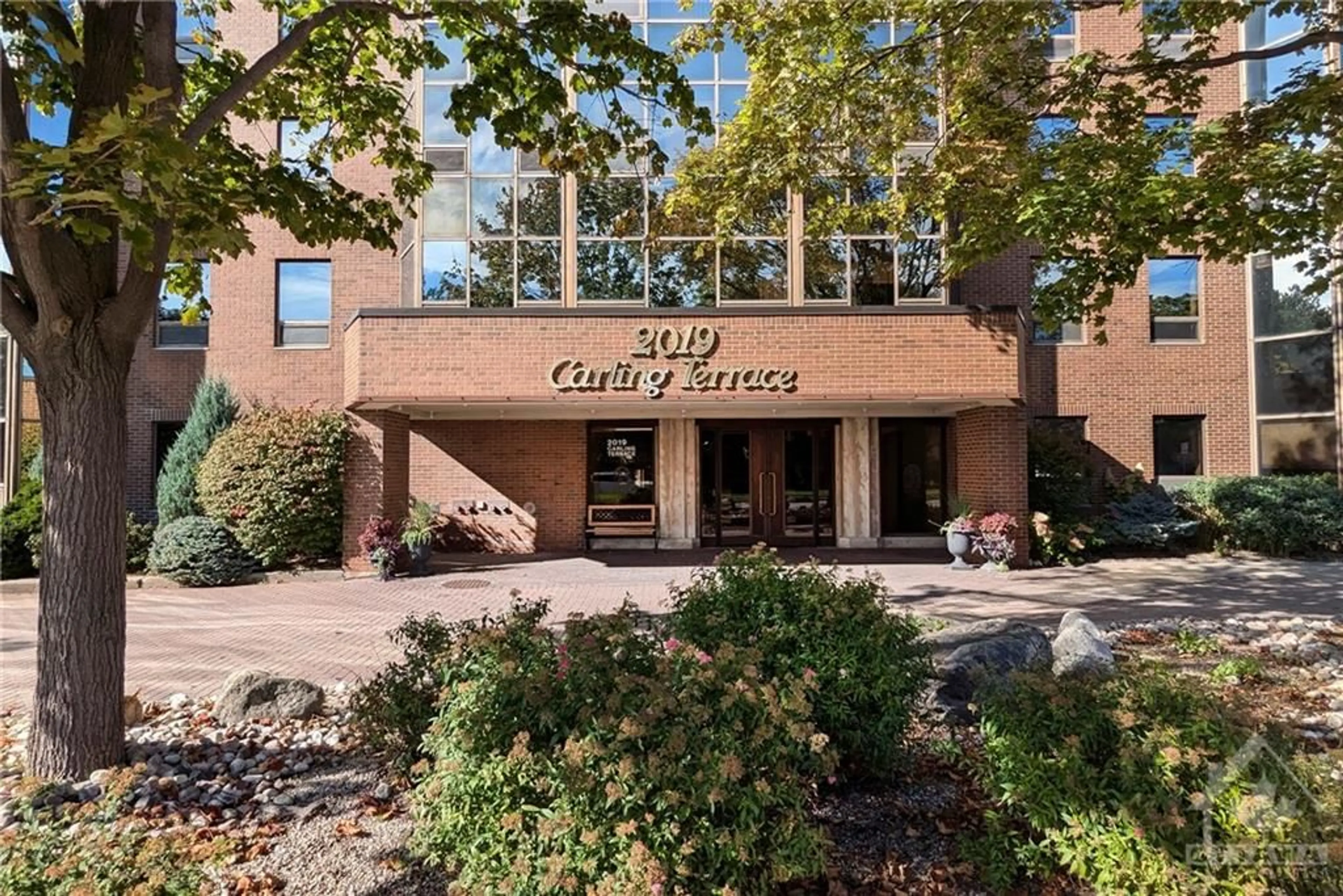 Indoor foyer for 2019 CARLING Ave #605, Ottawa Ontario K2A 4A2