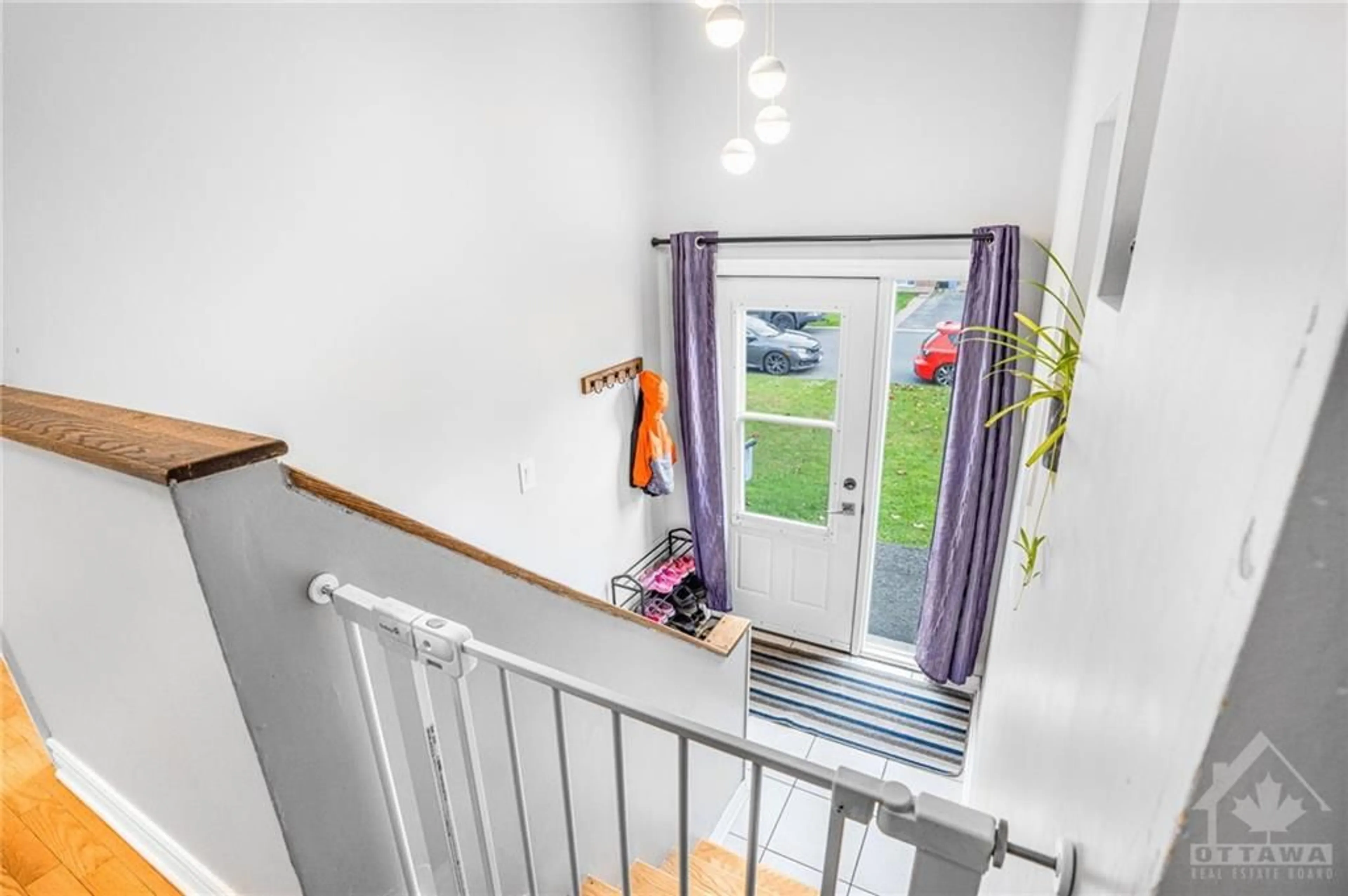 Indoor foyer, wood floors for 972 MORRIS St, Rockland Ontario K4K 1N1