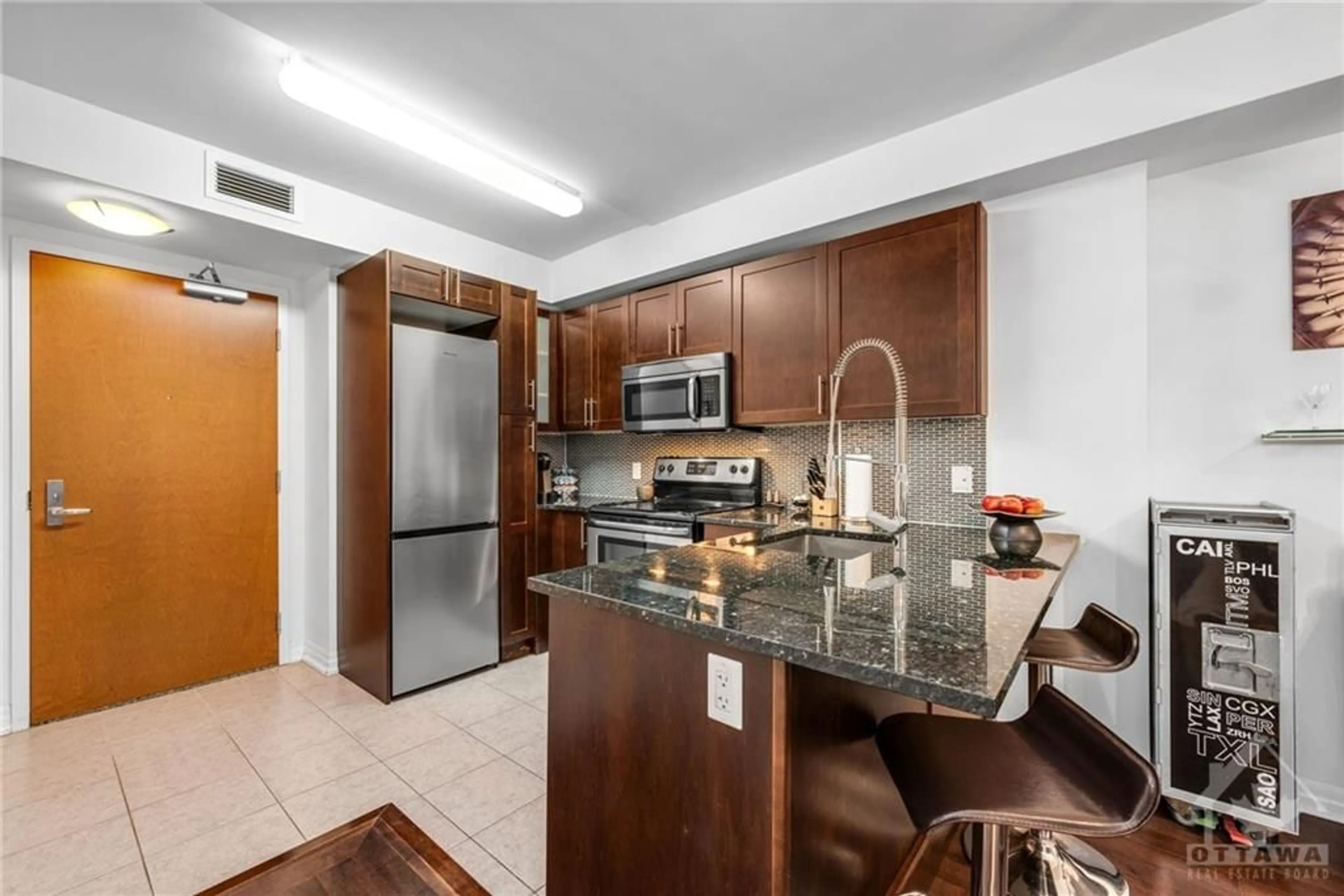 Standard kitchen for 242 RIDEAU St #907, Ottawa Ontario K1N 0B7