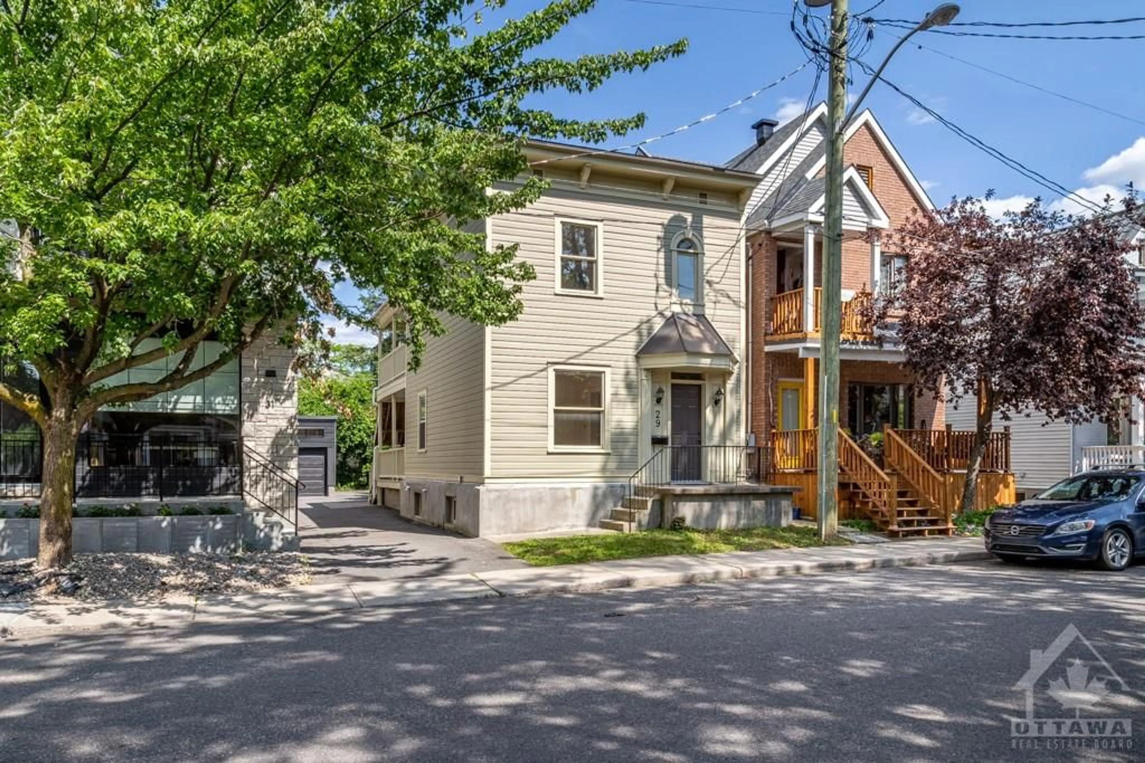 A pic from exterior of the house or condo, the street view for 29 COMMANDA Way, Ottawa Ontario K1M 1G1