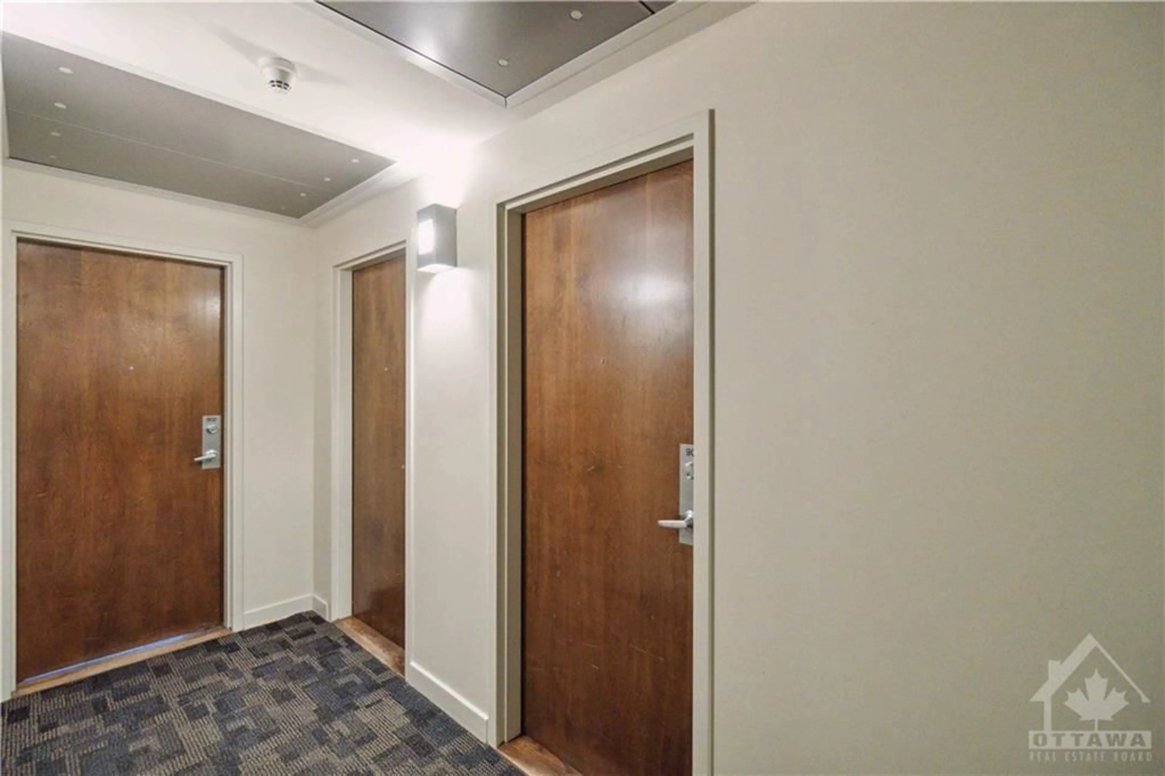 Indoor foyer, wood floors for 179 GEORGE St #904, Ottawa Ontario K1N 1J8