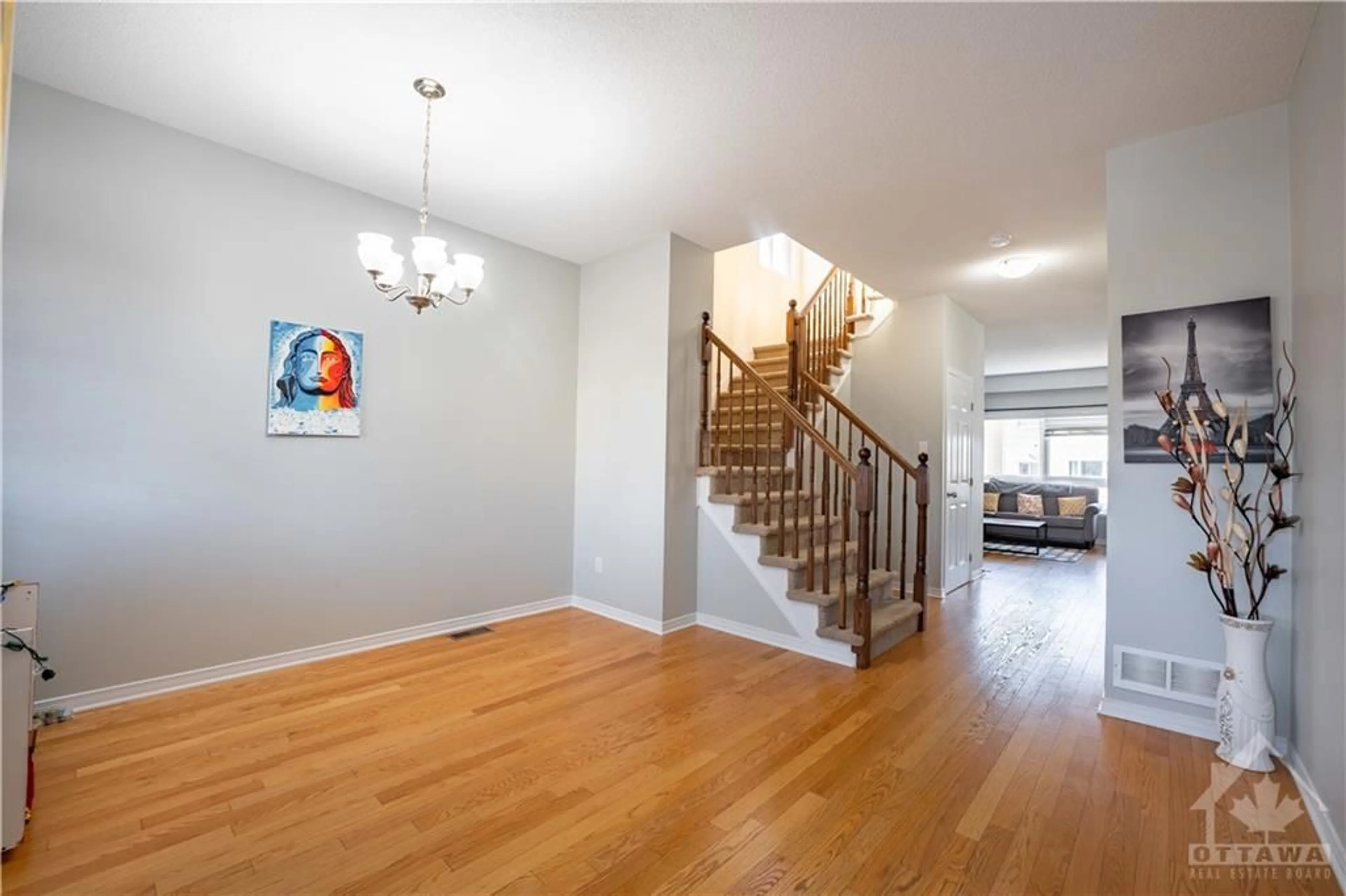 Indoor foyer, wood floors for 260 OPALE St, Rockland Ontario K4K 0G2