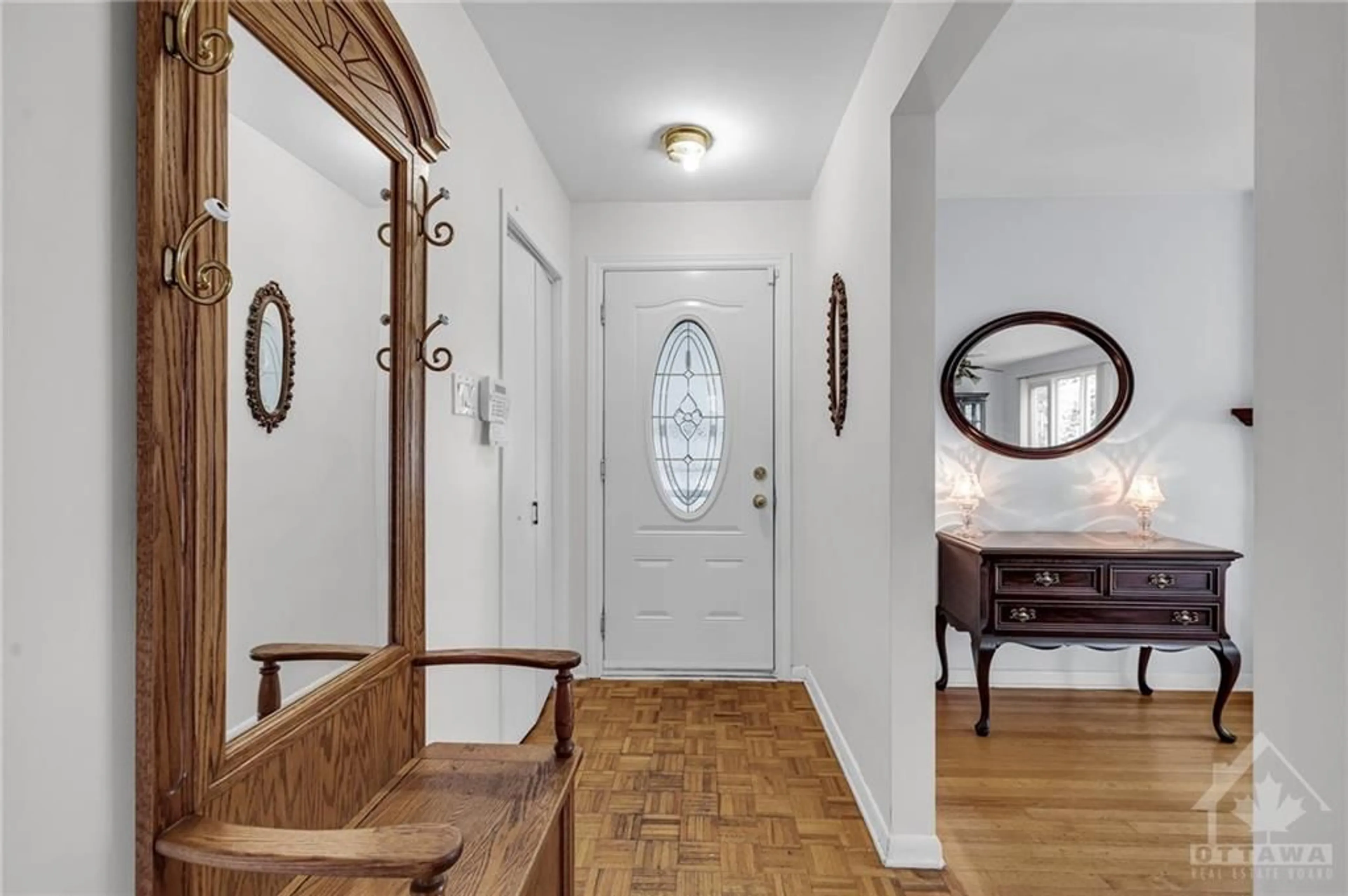 Indoor entryway for 26 DUNHAM St, Ottawa Ontario K1J 7L6