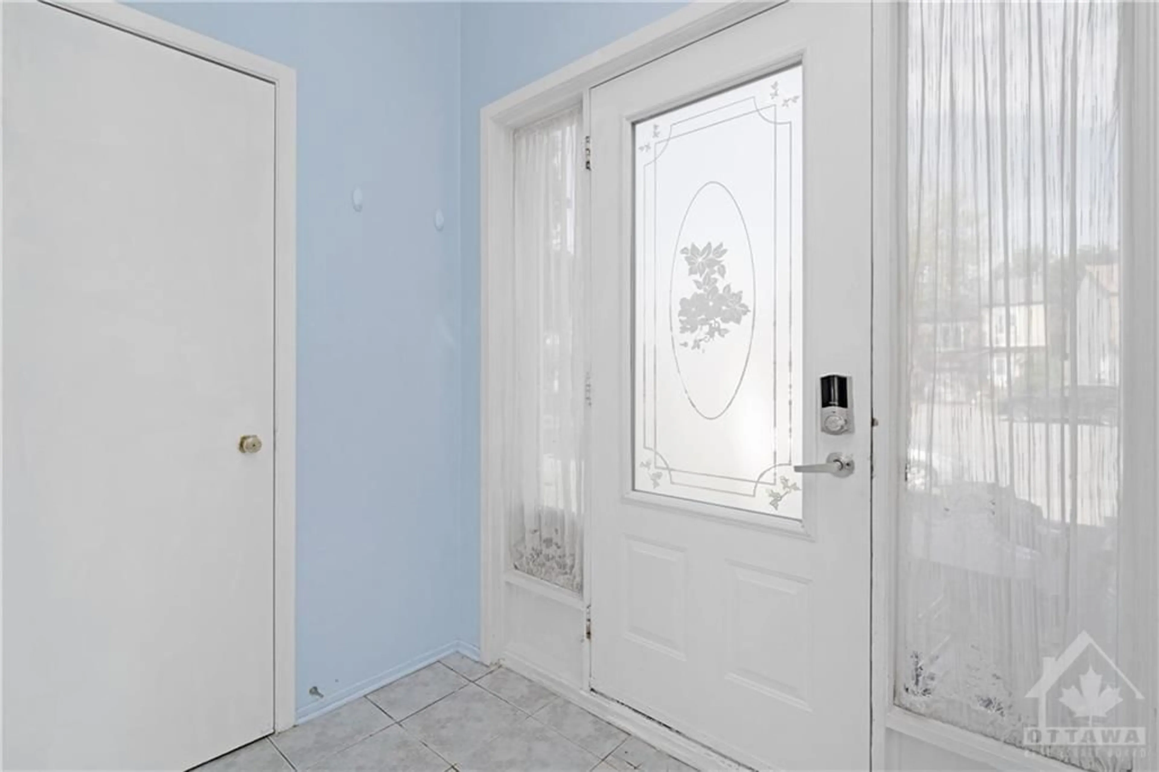 Indoor entryway for 836 TORSA Crt, Ottawa Ontario K2B 8P9