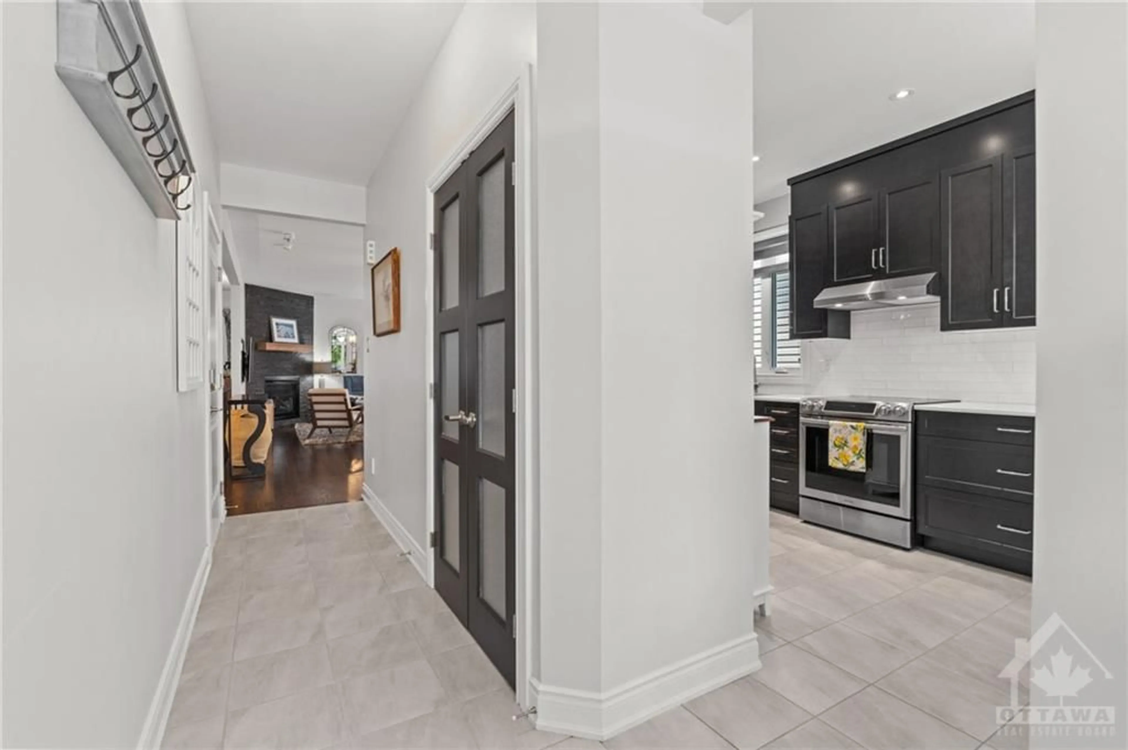 Indoor entryway, wood floors for 1004 ROTARY Way, Ottawa Ontario K1T 0M2