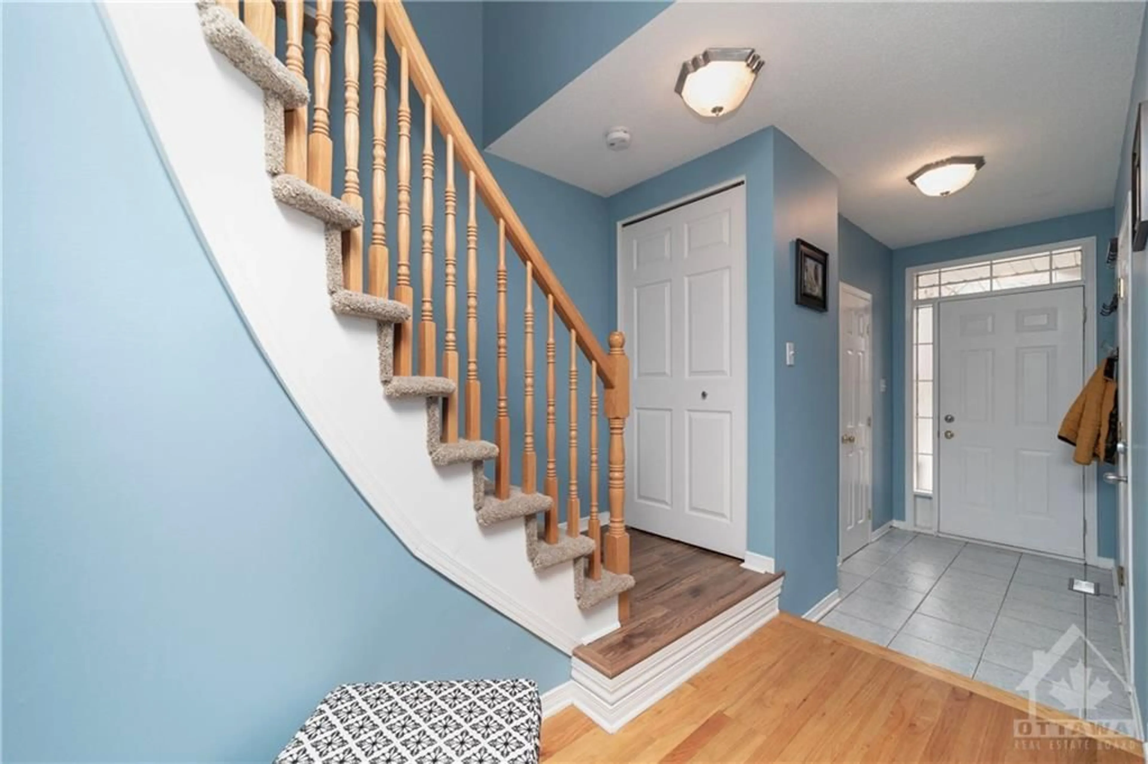 Indoor entryway, wood floors for 36 SANTA CRUZ Pvt, Ottawa Ontario K1G 6M4