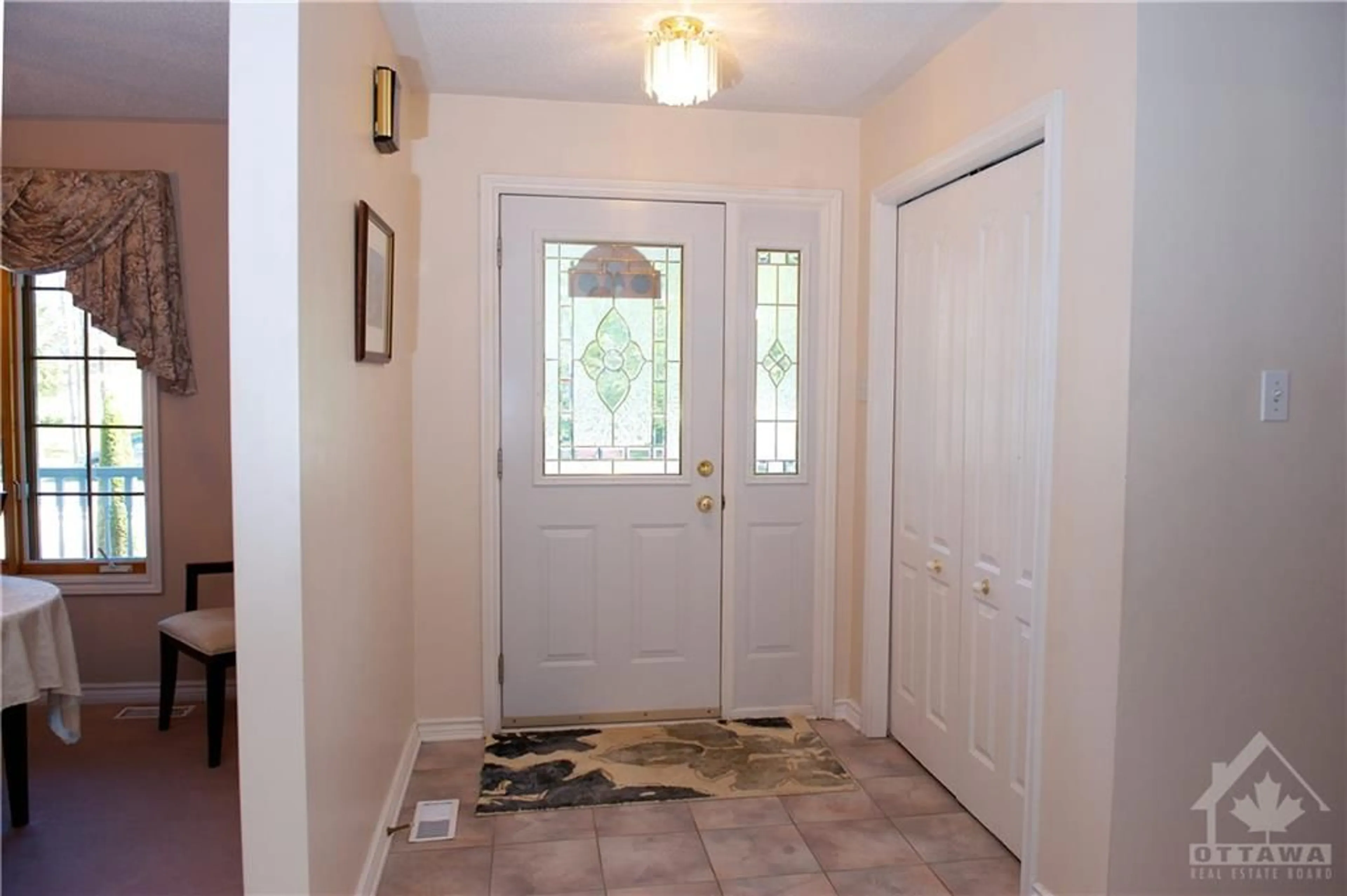 Indoor entryway for 6819 SUNSET Blvd, Ottawa Ontario K4P 1M6