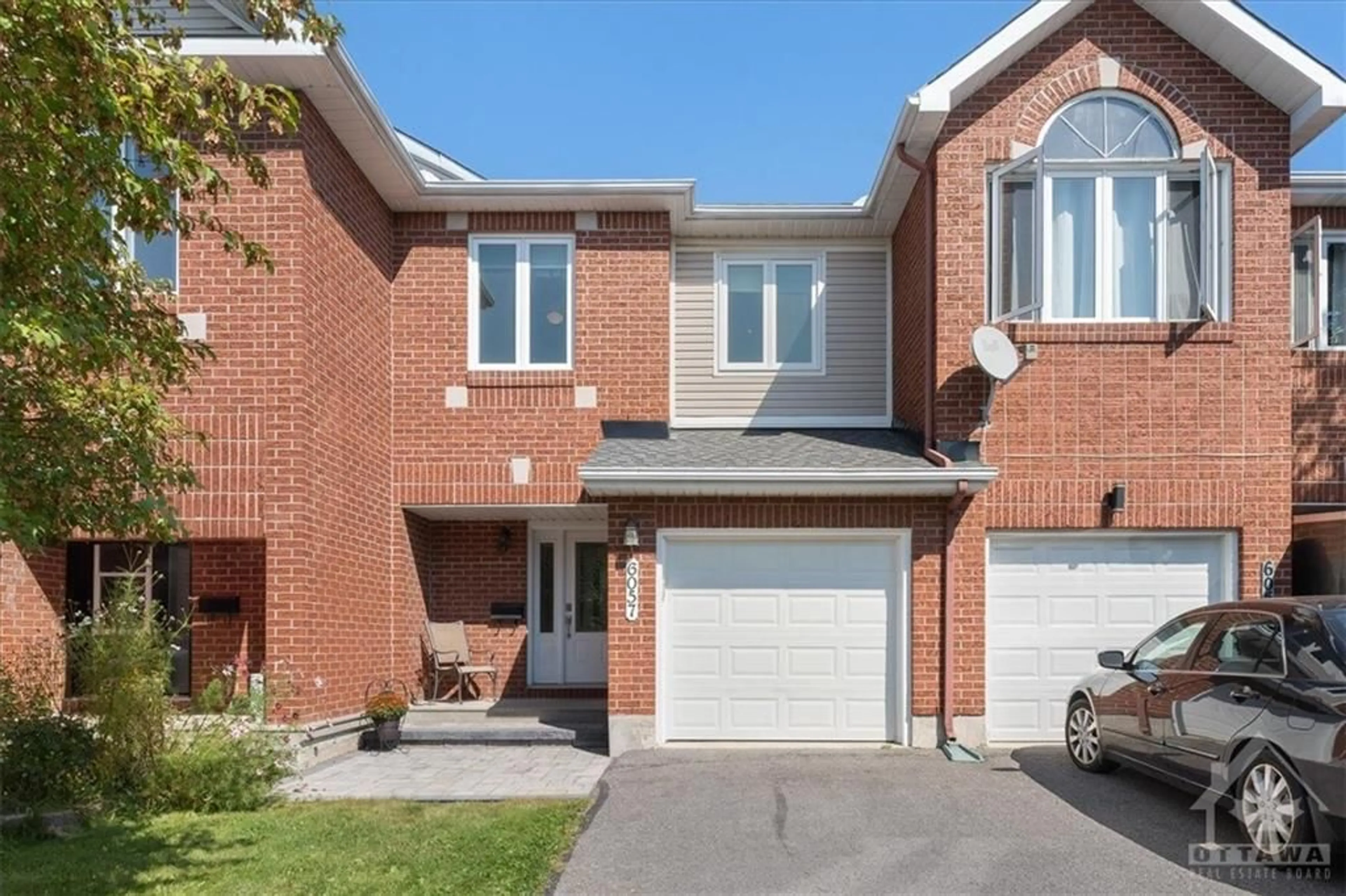 Home with brick exterior material for 6057 PINEGLADE Cres, Ottawa Ontario K1W 1H1