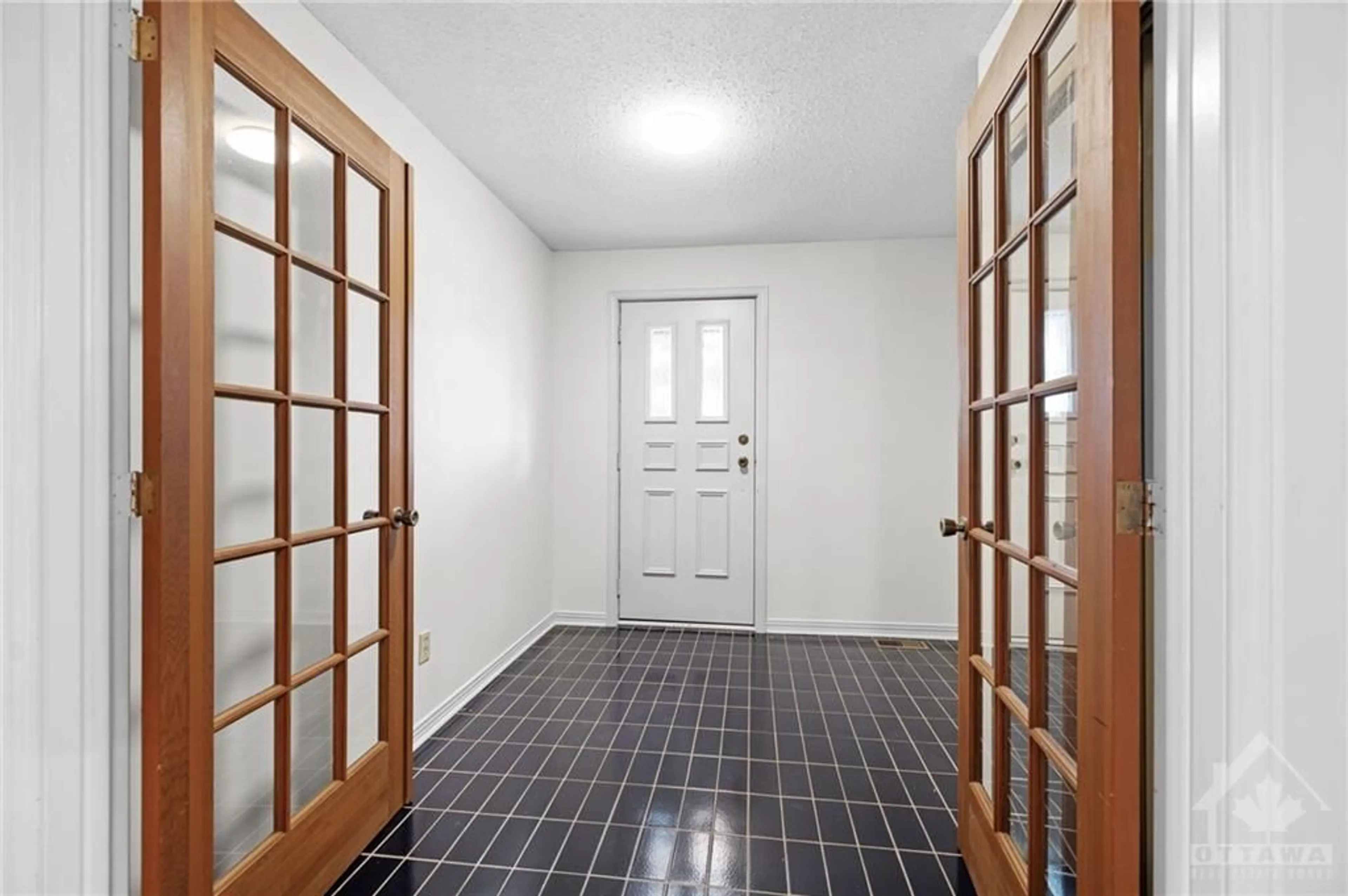 Indoor entryway, wood floors for 4 CHATSWORTH Cres, Ottawa Ontario K1V 9Z1