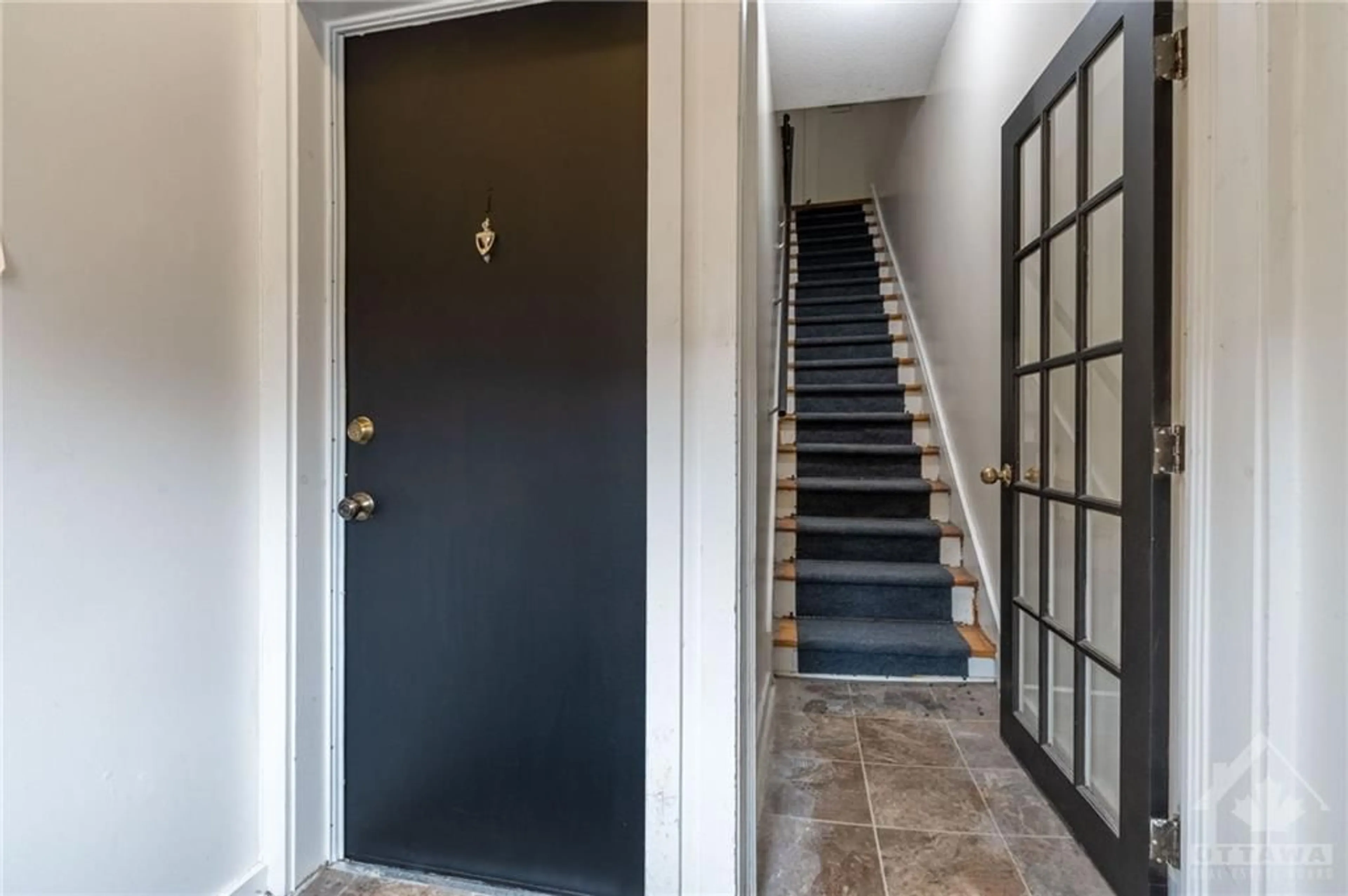 Indoor foyer, cement floor for 196 OSGOODE St, Ottawa Ontario K1N 6S8