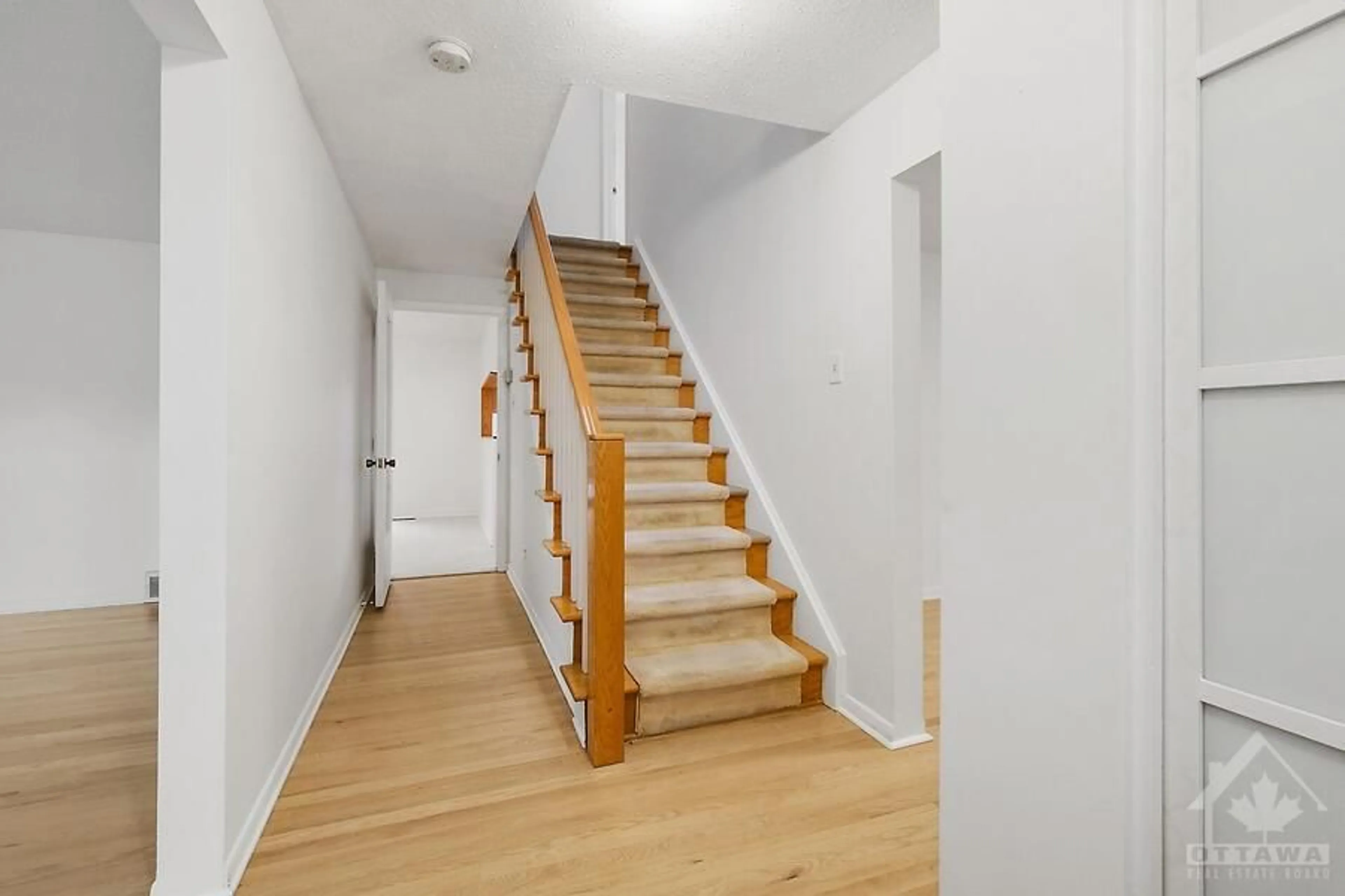 Stairs for 89 BEAVER Ridge, Ottawa Ontario K2E 6E5