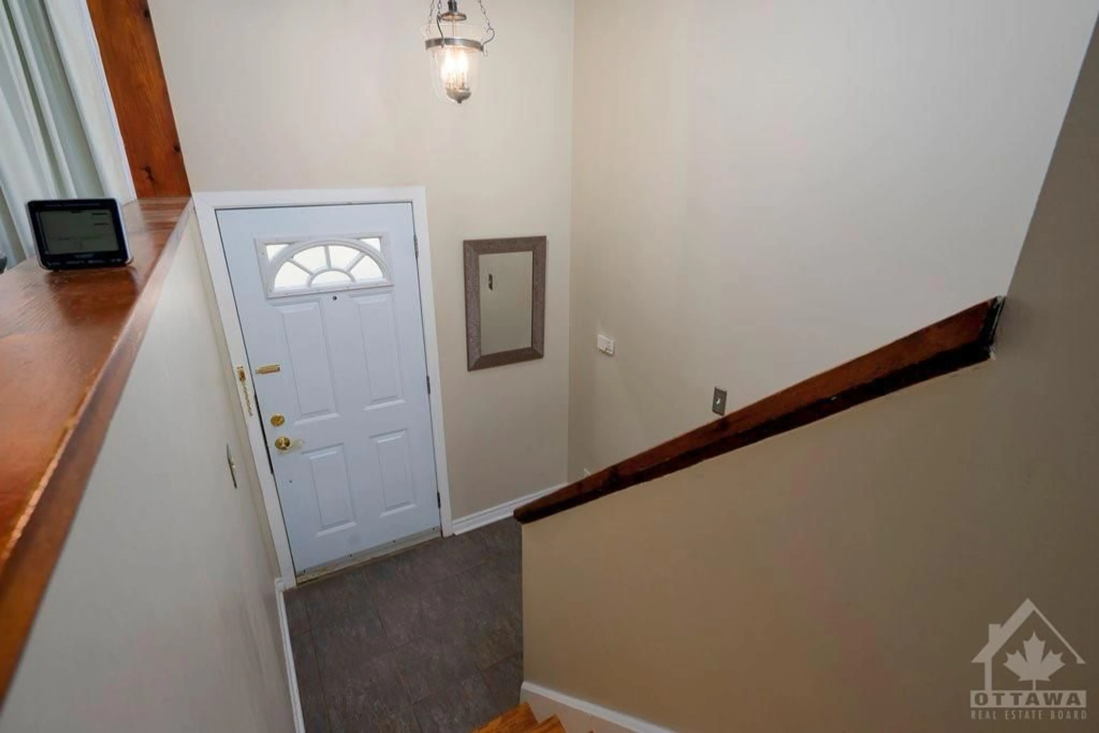 Indoor entryway, unknown floor for 1420 MATHESON Rd, Ottawa Ontario K1J 8B6