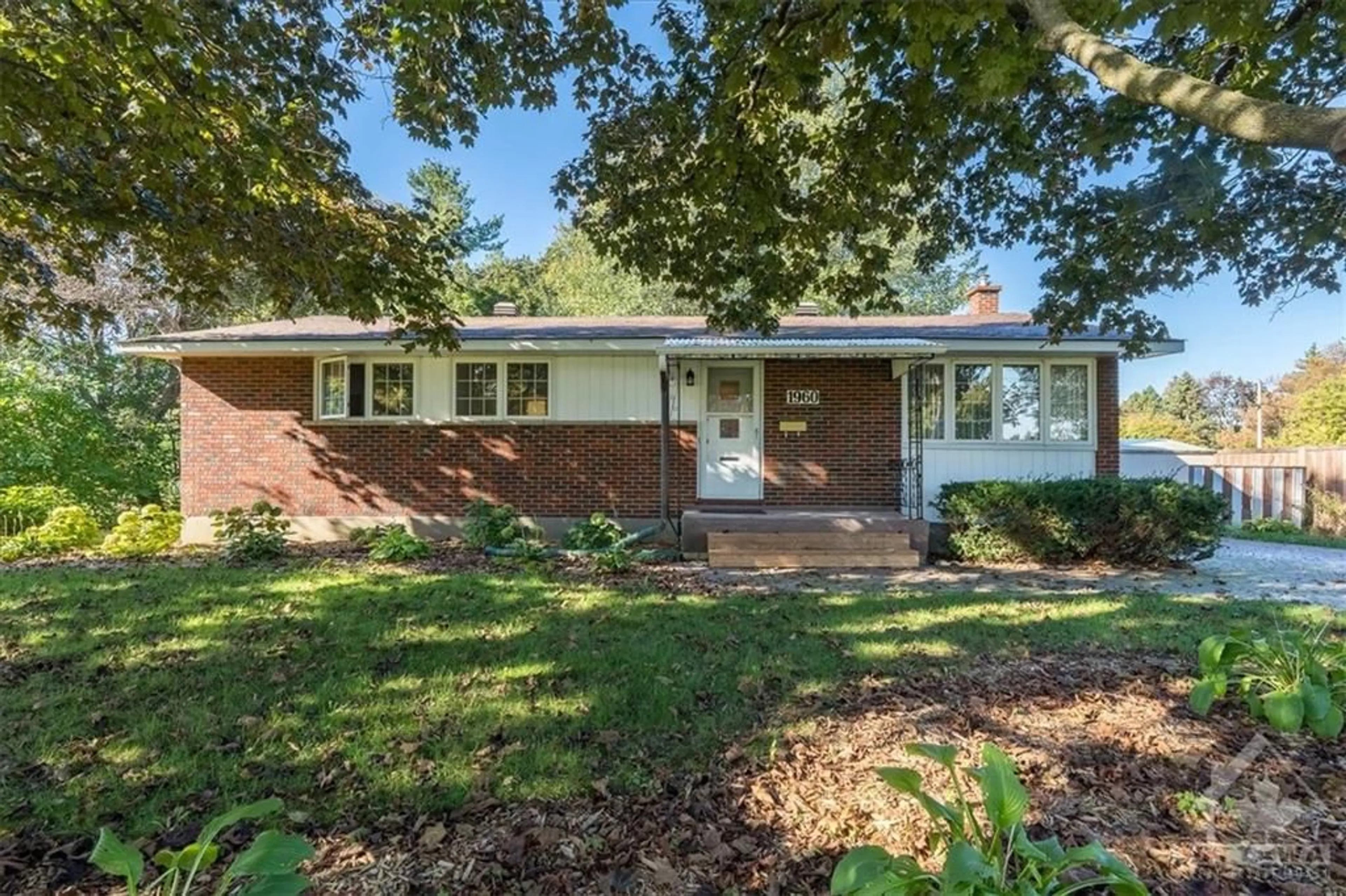 Frontside or backside of a home, cottage for 1960 BOYER Rd, Ottawa Ontario K1C 1R4