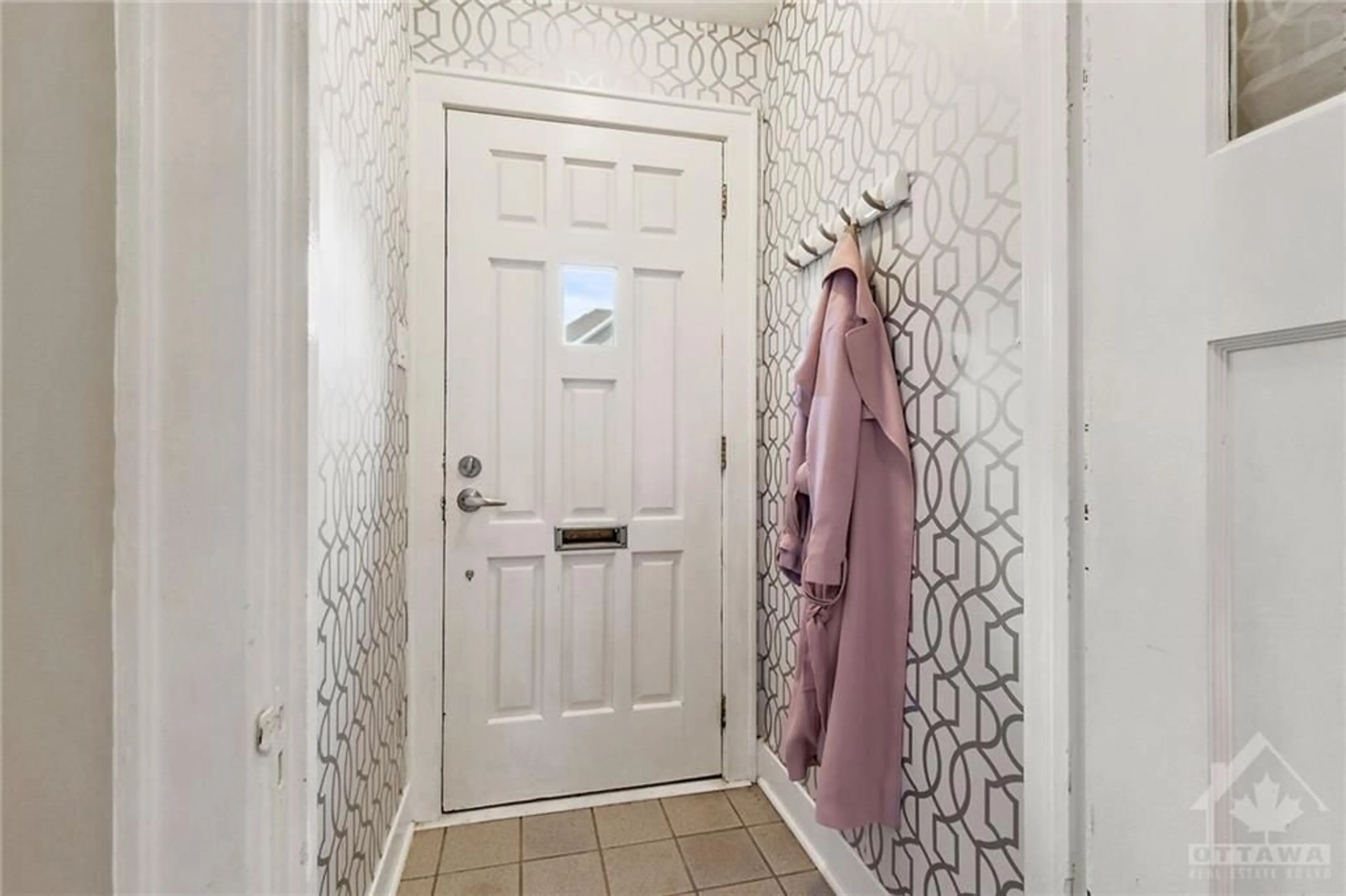 Indoor entryway for 42 KINNEAR St, Ottawa Ontario K1Y 3R6