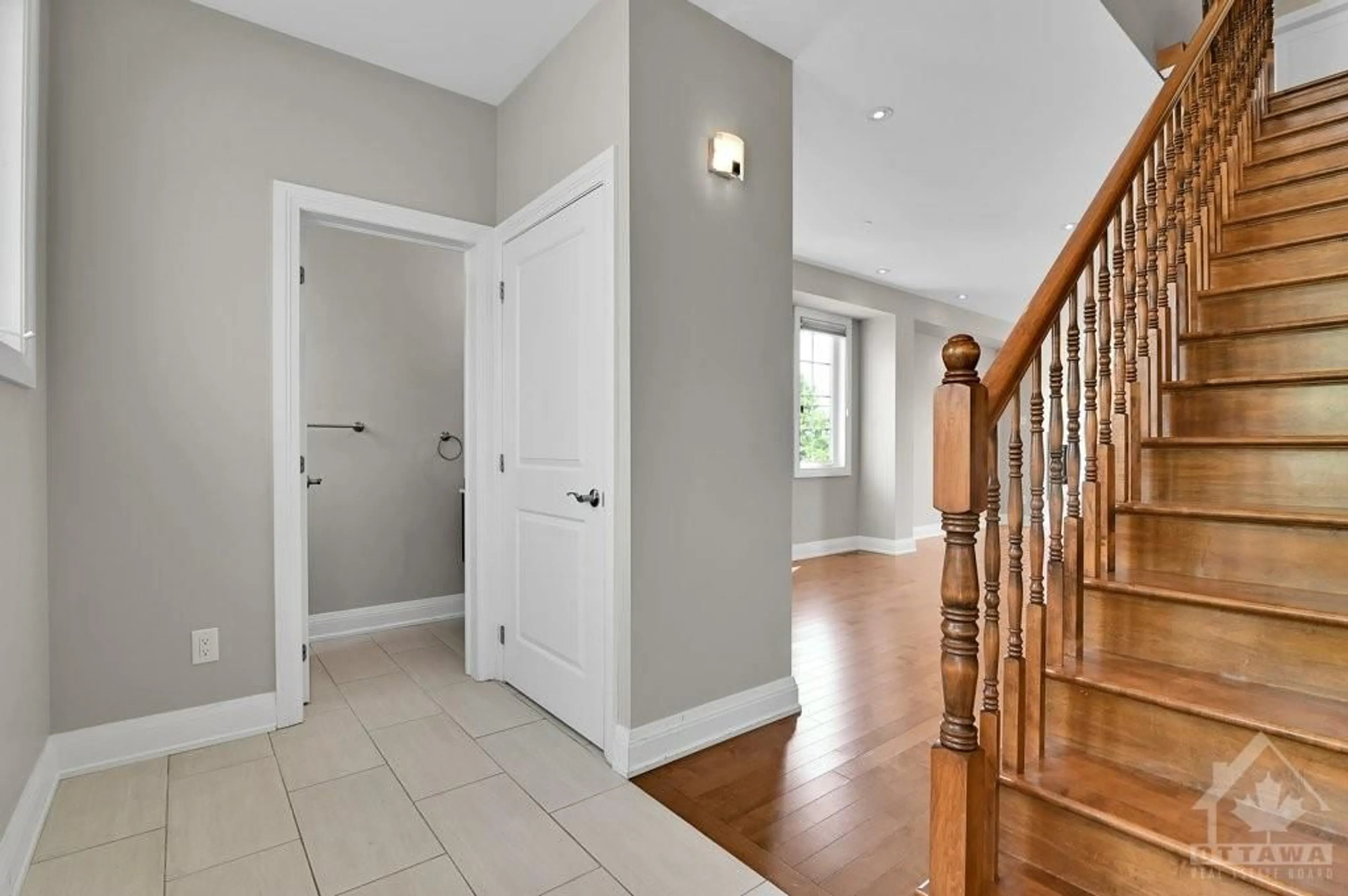 Indoor entryway, wood floors for 1326 KINGSTON Ave, Ottawa Ontario K1Z 8L2