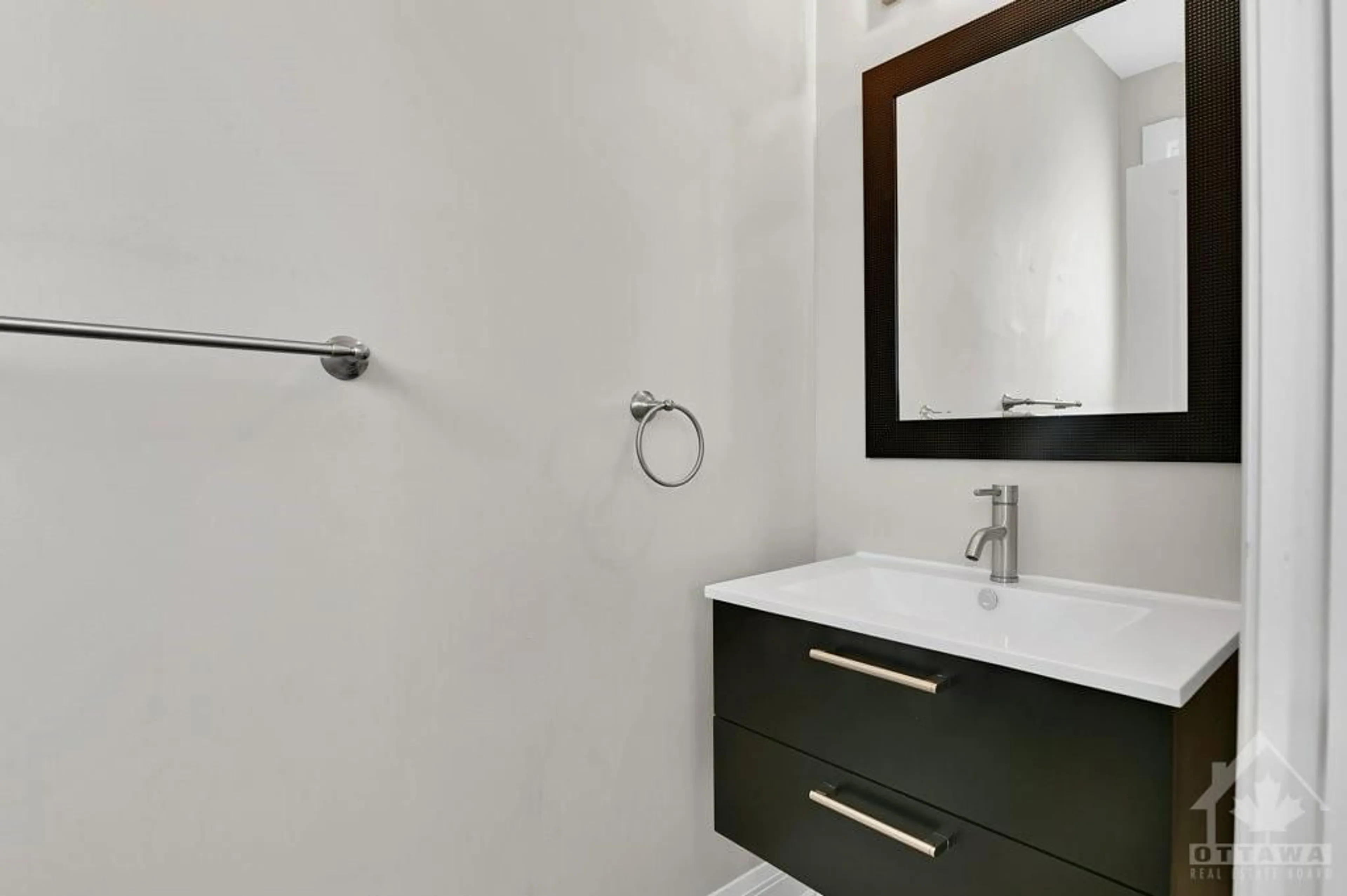 Bathroom, wood floors for 1326 KINGSTON Ave, Ottawa Ontario K1Z 8L2