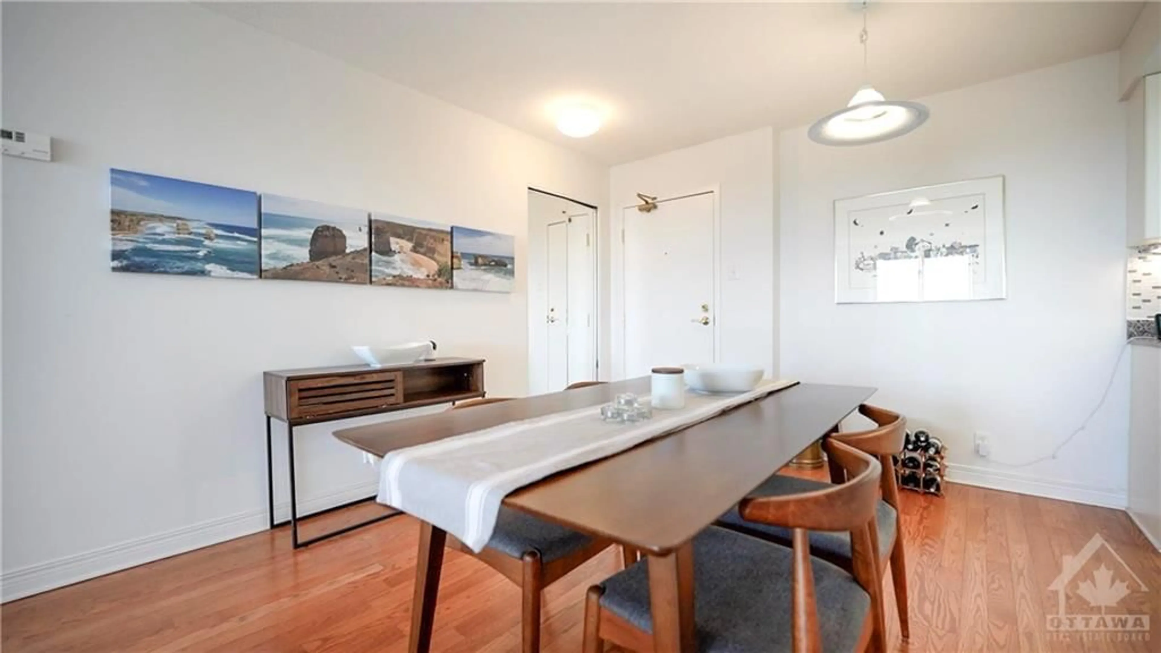 Dining room, wood floors for 429 SOMERSET St #PH06, Ottawa Ontario K2P 2P5