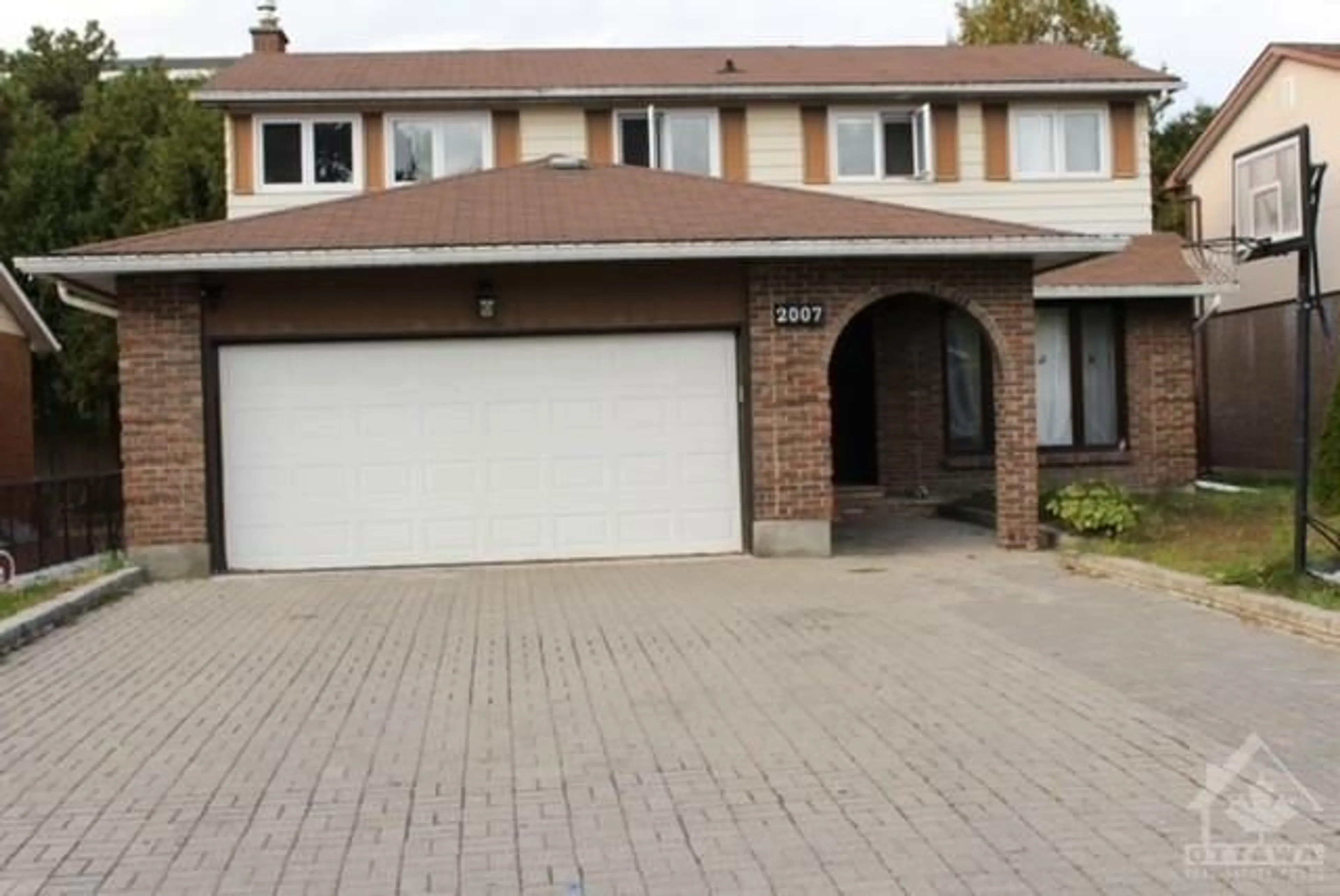 Home with brick exterior material for 2007 TAWNEY Rd, Ottawa Ontario K1G 1B5