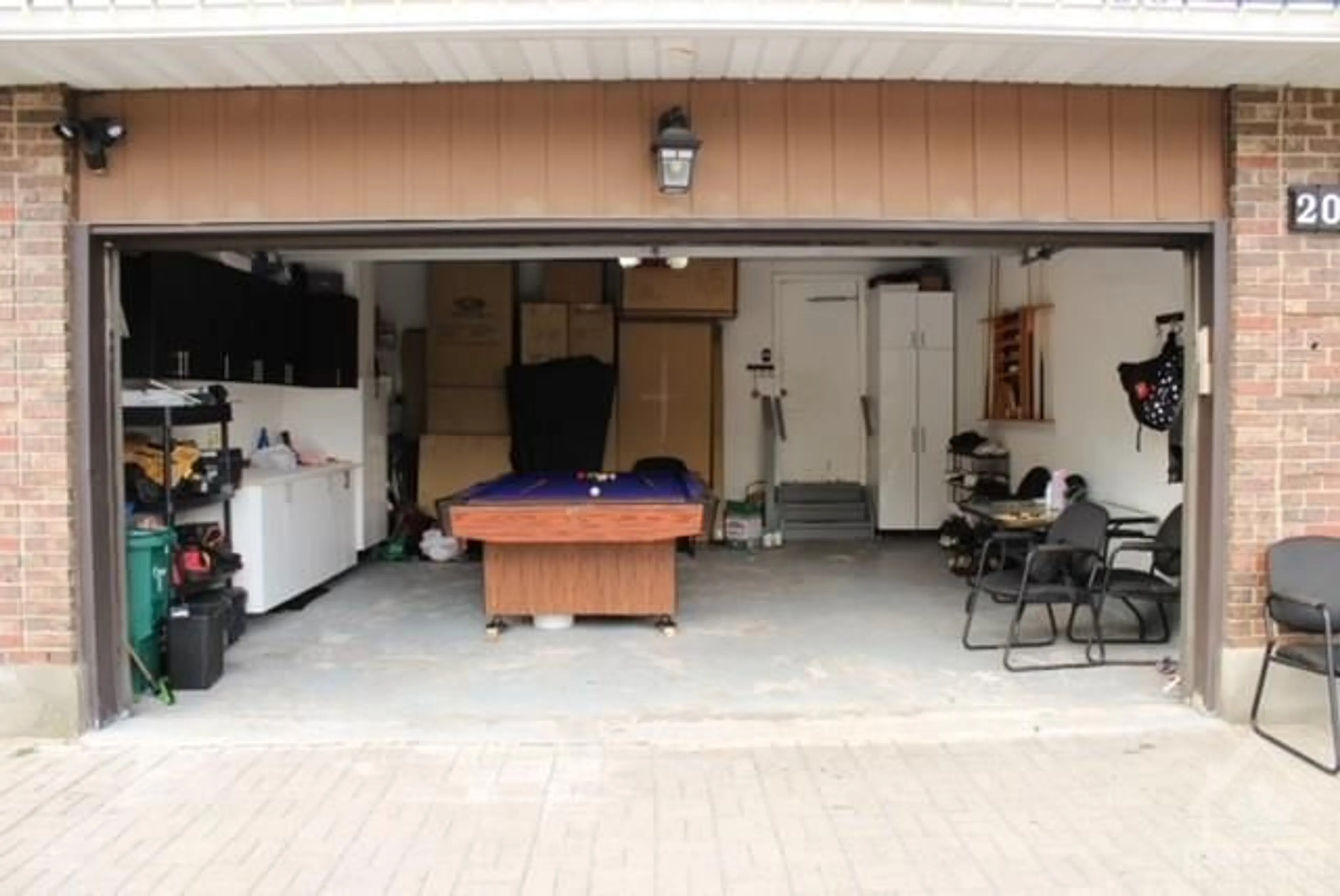 Indoor garage, cement floor for 2007 TAWNEY Rd, Ottawa Ontario K1G 1B5