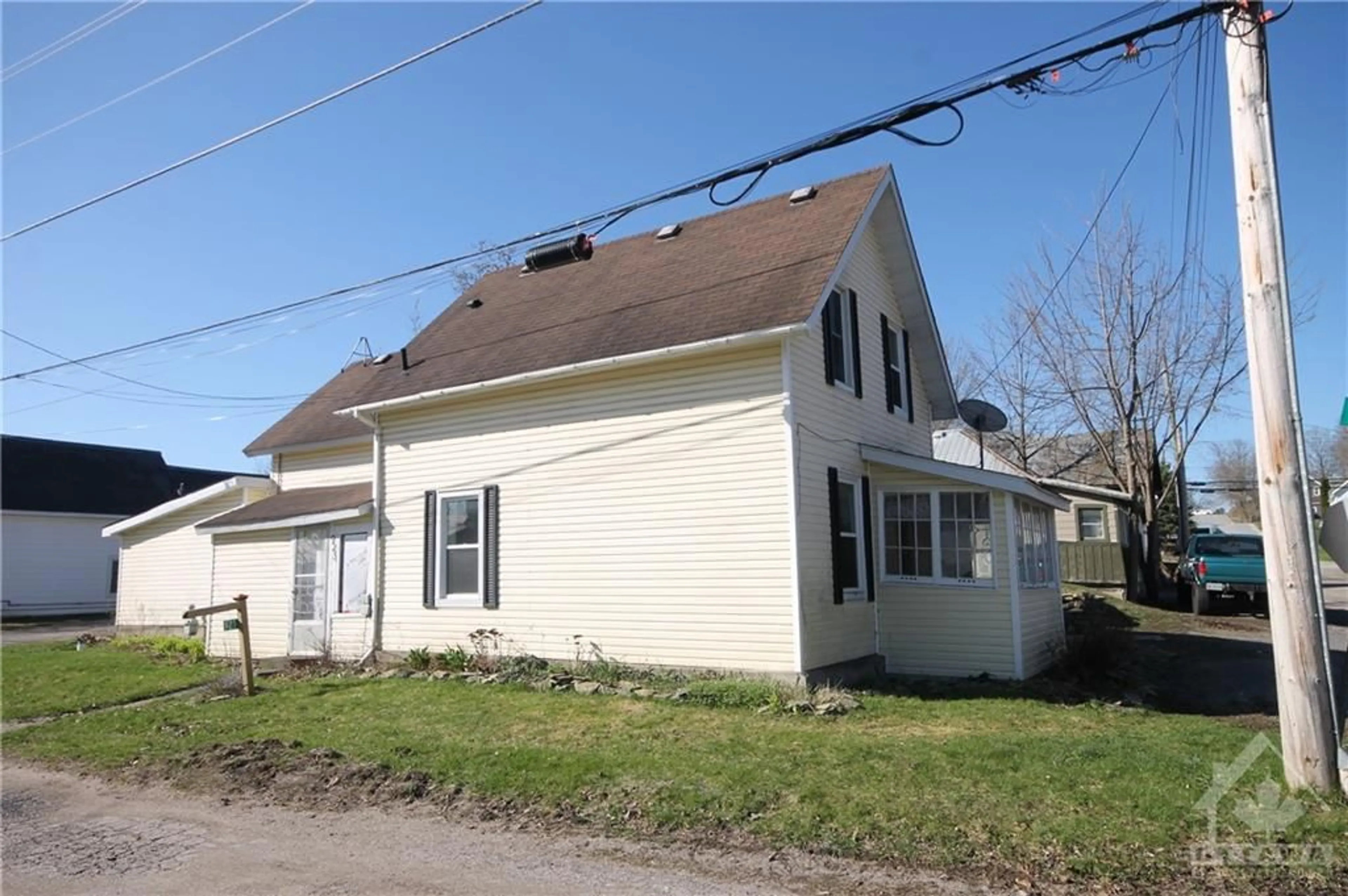 Frontside or backside of a home, the front or back of building for 923 CENTER St, Braeside Ontario K0A 1G0