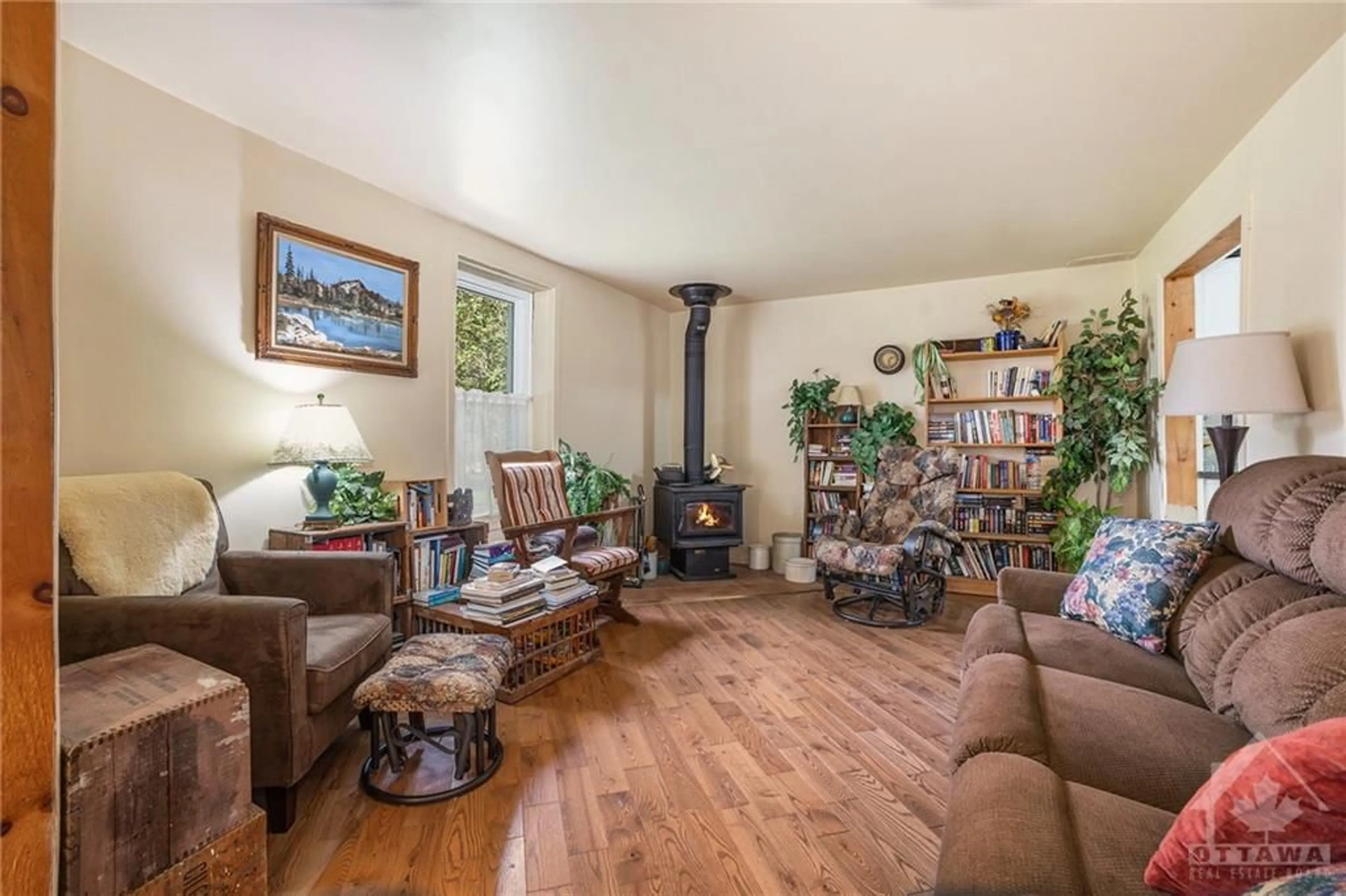 Living room, wood floors for 18294 KENYON CONC RD 15 Rd, Maxville Ontario K0C 1T0