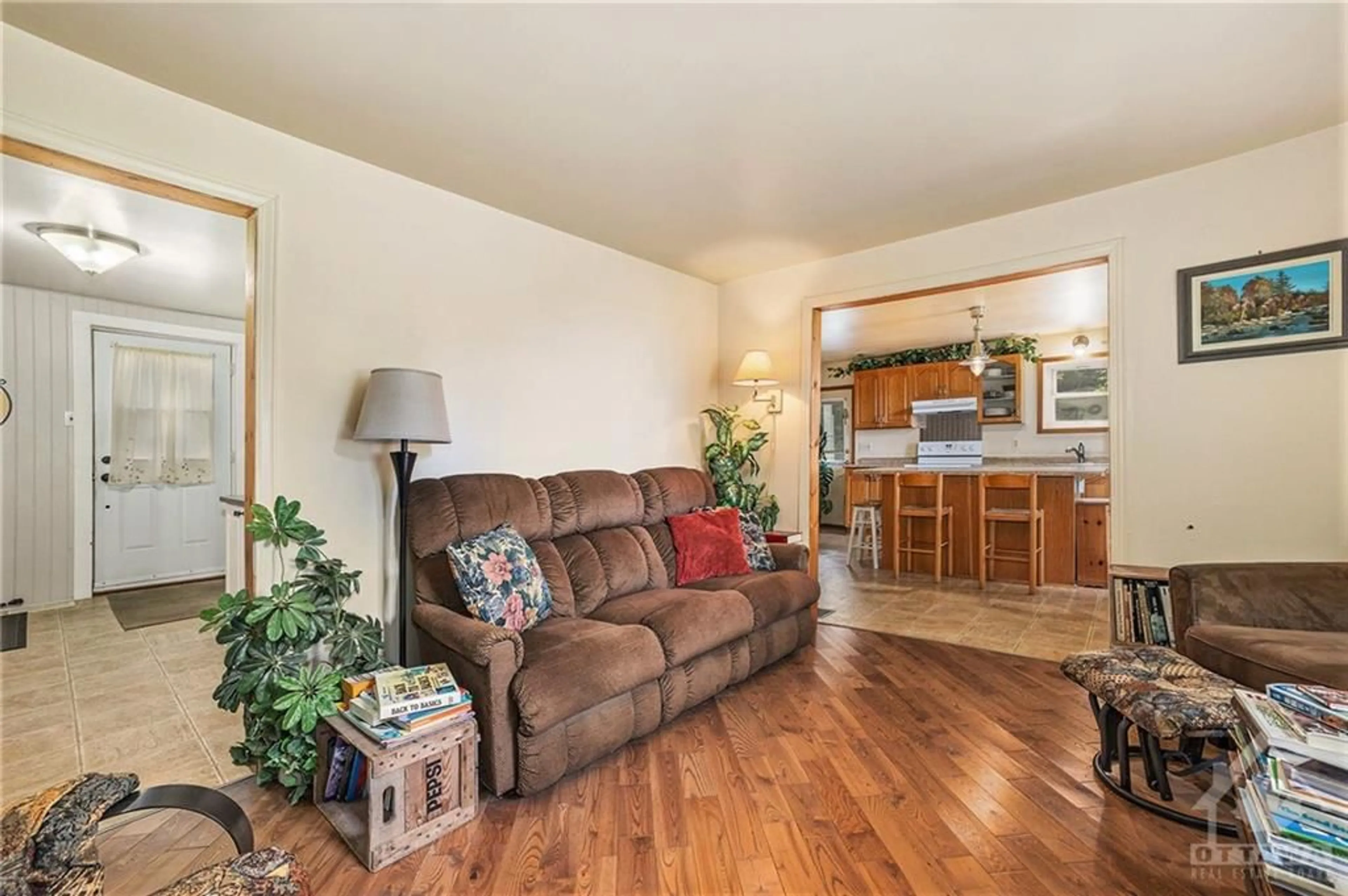 Living room, wood floors for 18294 KENYON CONC RD 15 Rd, Maxville Ontario K0C 1T0