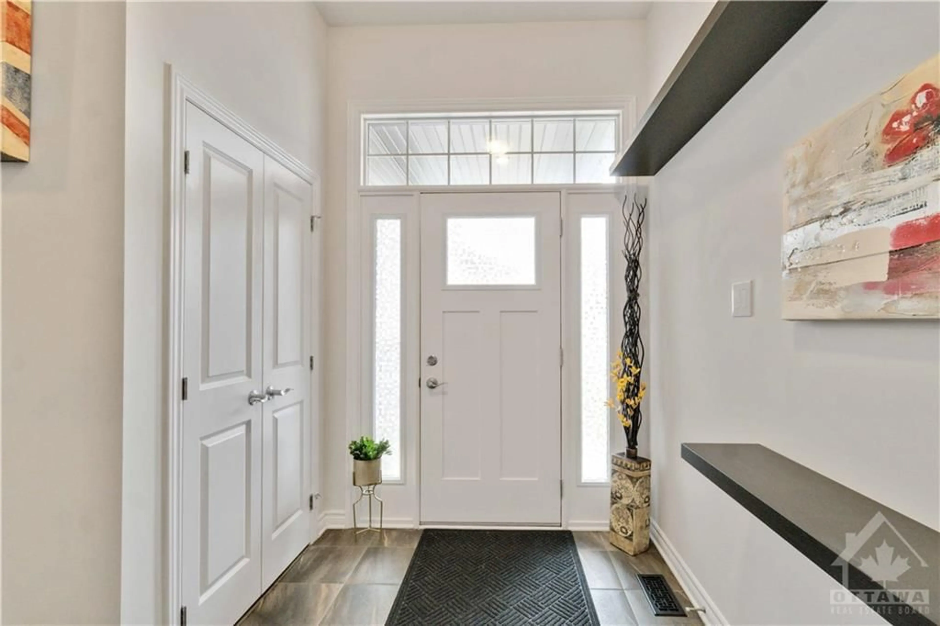 Indoor entryway for 604 ENCLAVE Lane, Rockland Ontario K4K 0M8