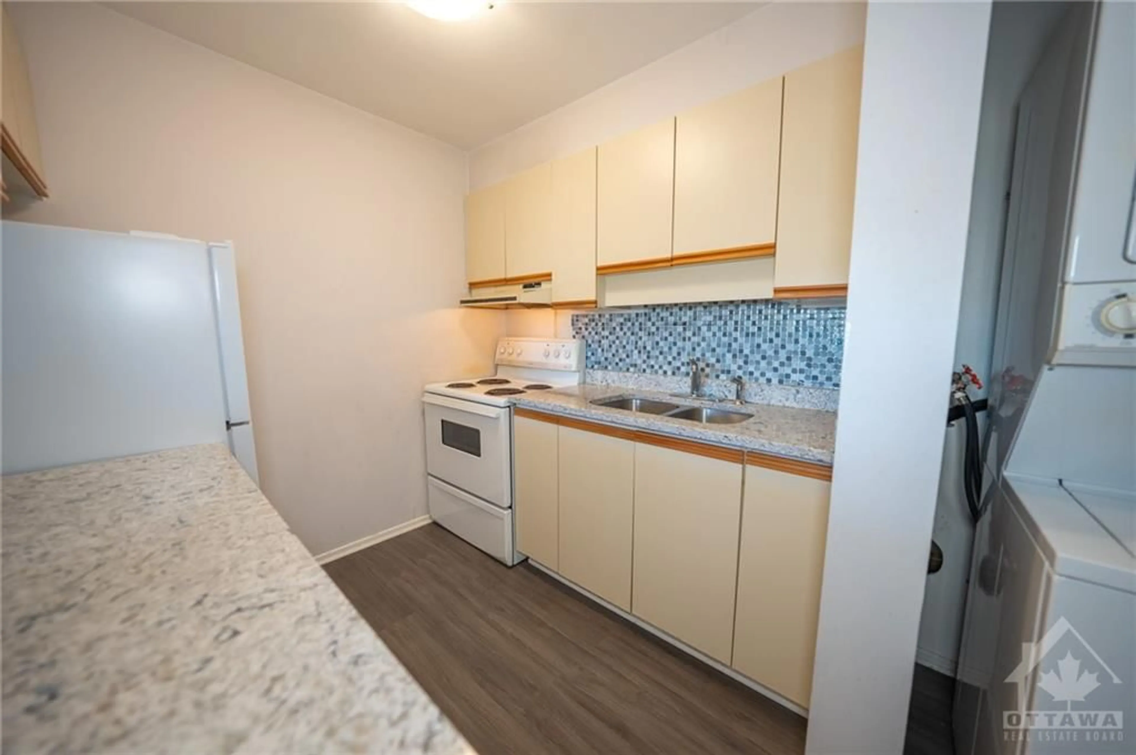 Standard kitchen for 216 VIEWMOUNT Dr #410, Ottawa Ontario K2E 7X4