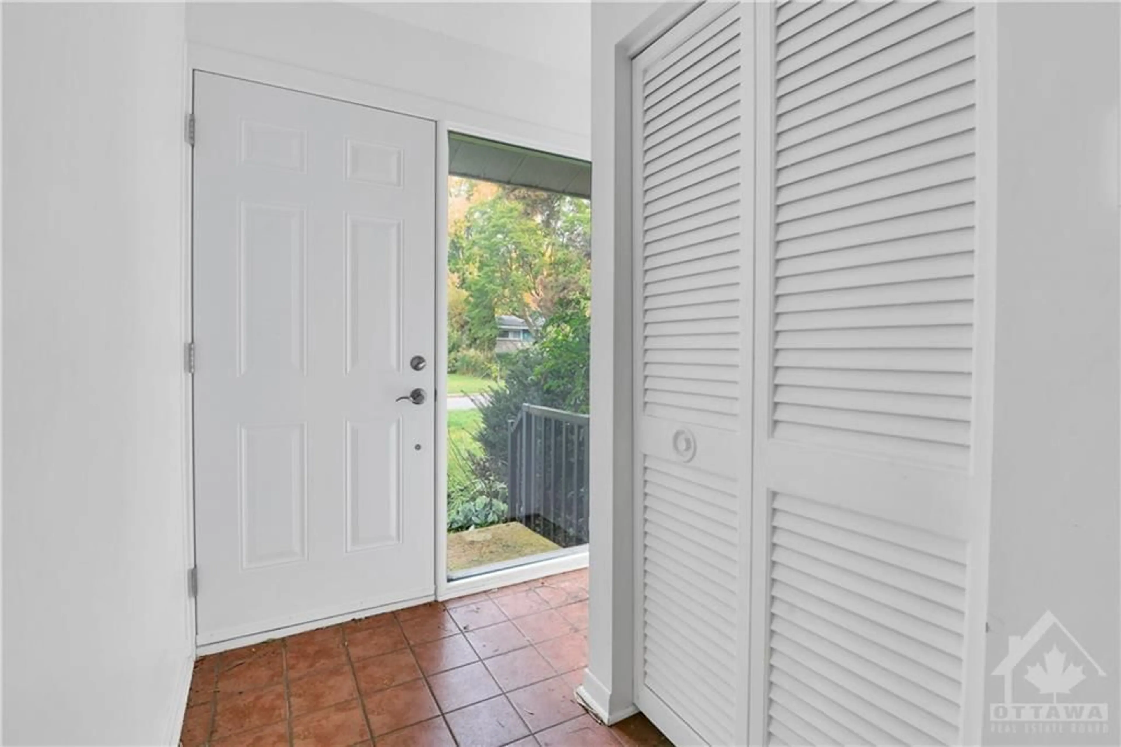 Indoor entryway, wood floors for 26 WALLFORD Way, Ottawa Ontario K2E 6B5