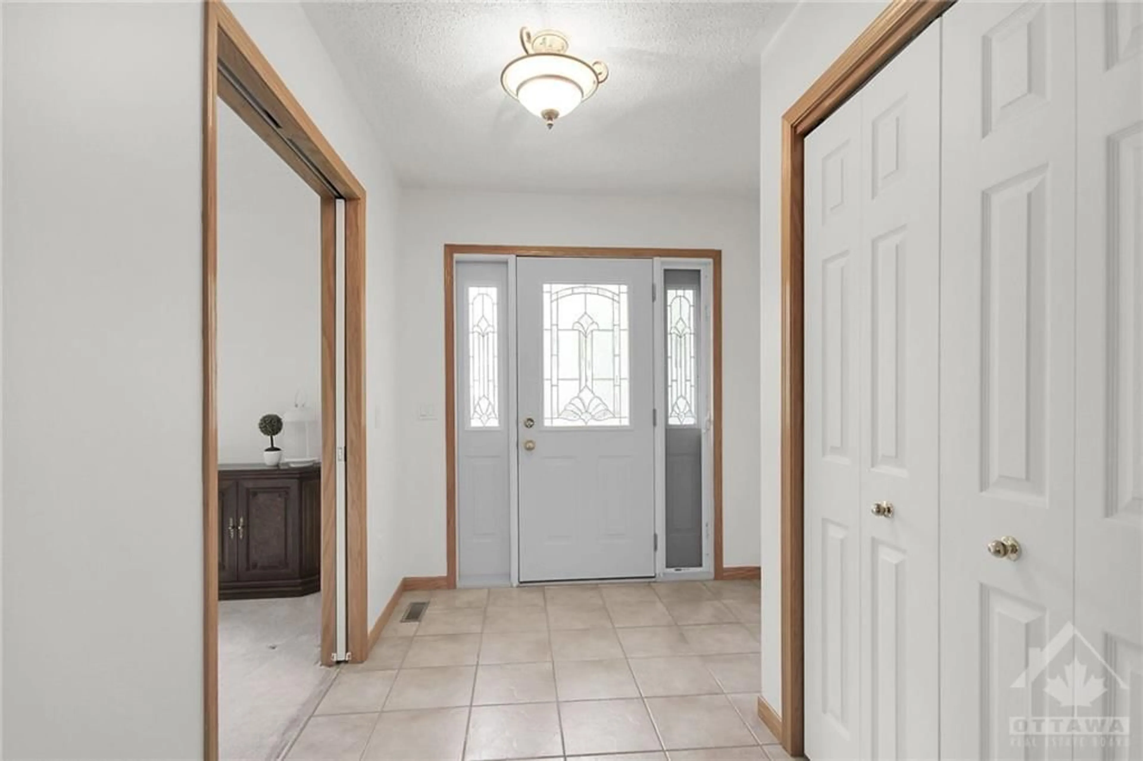 Indoor entryway, wood floors for 6596 VISTA PATRICK Pvt, Ottawa Ontario K4P 1C9