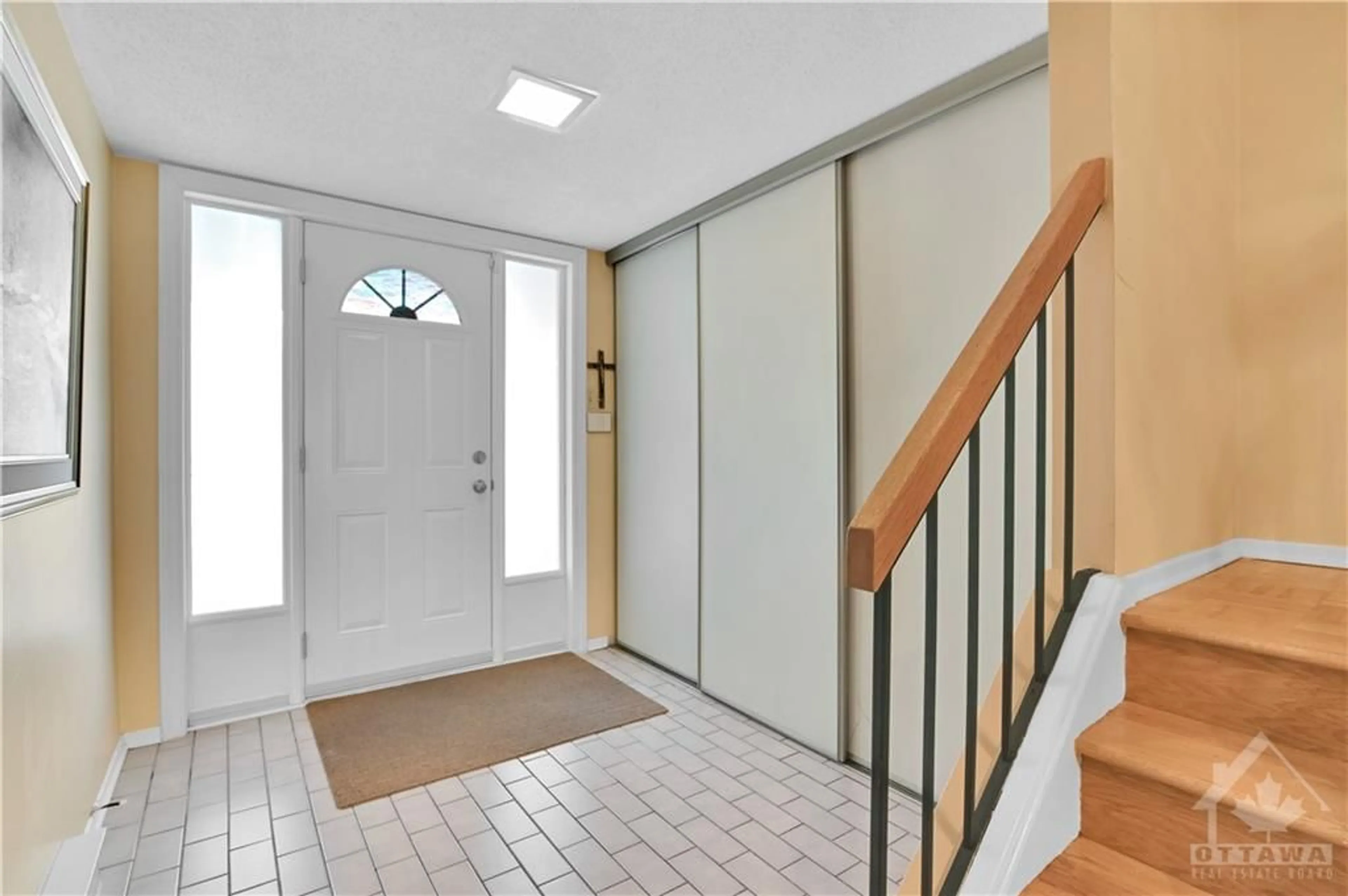 Indoor entryway, wood floors for 6571 BILBERRY Dr, Ottawa Ontario K1C 4N4