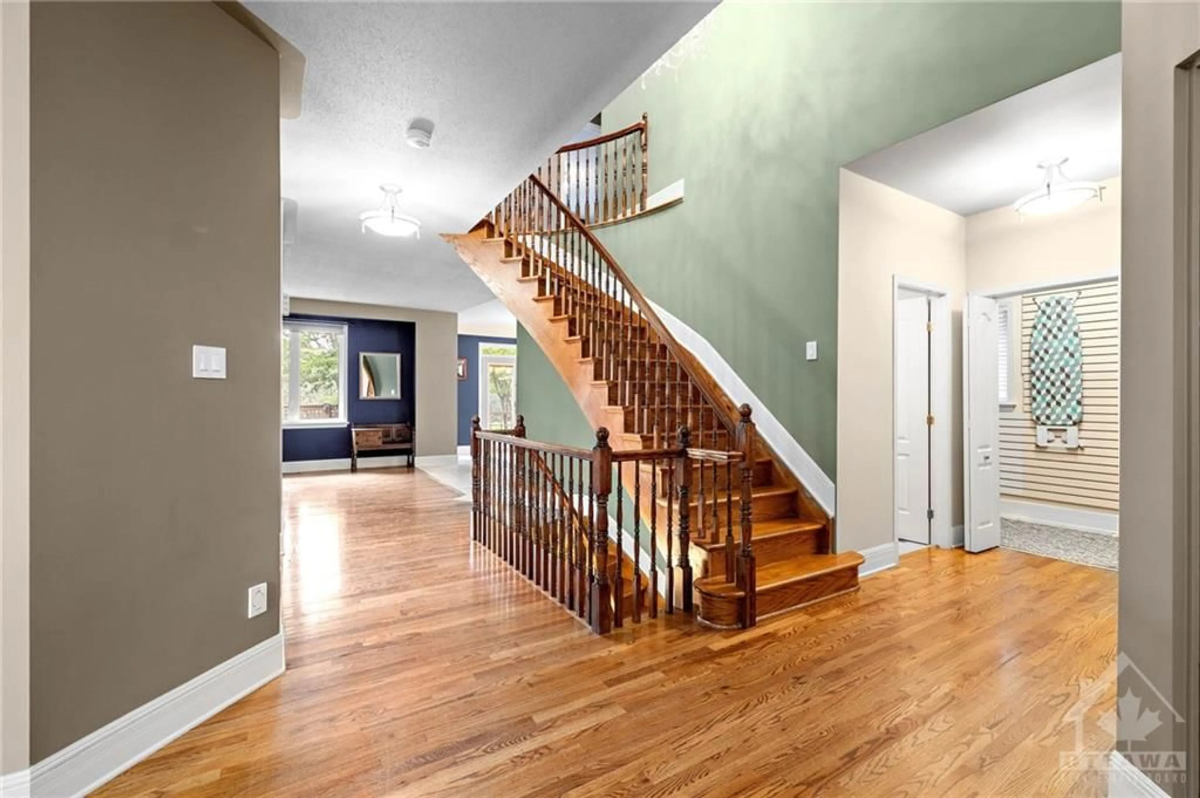 Indoor foyer, wood floors for 315 SMYTH Rd, Ottawa Ontario K1H 2J1