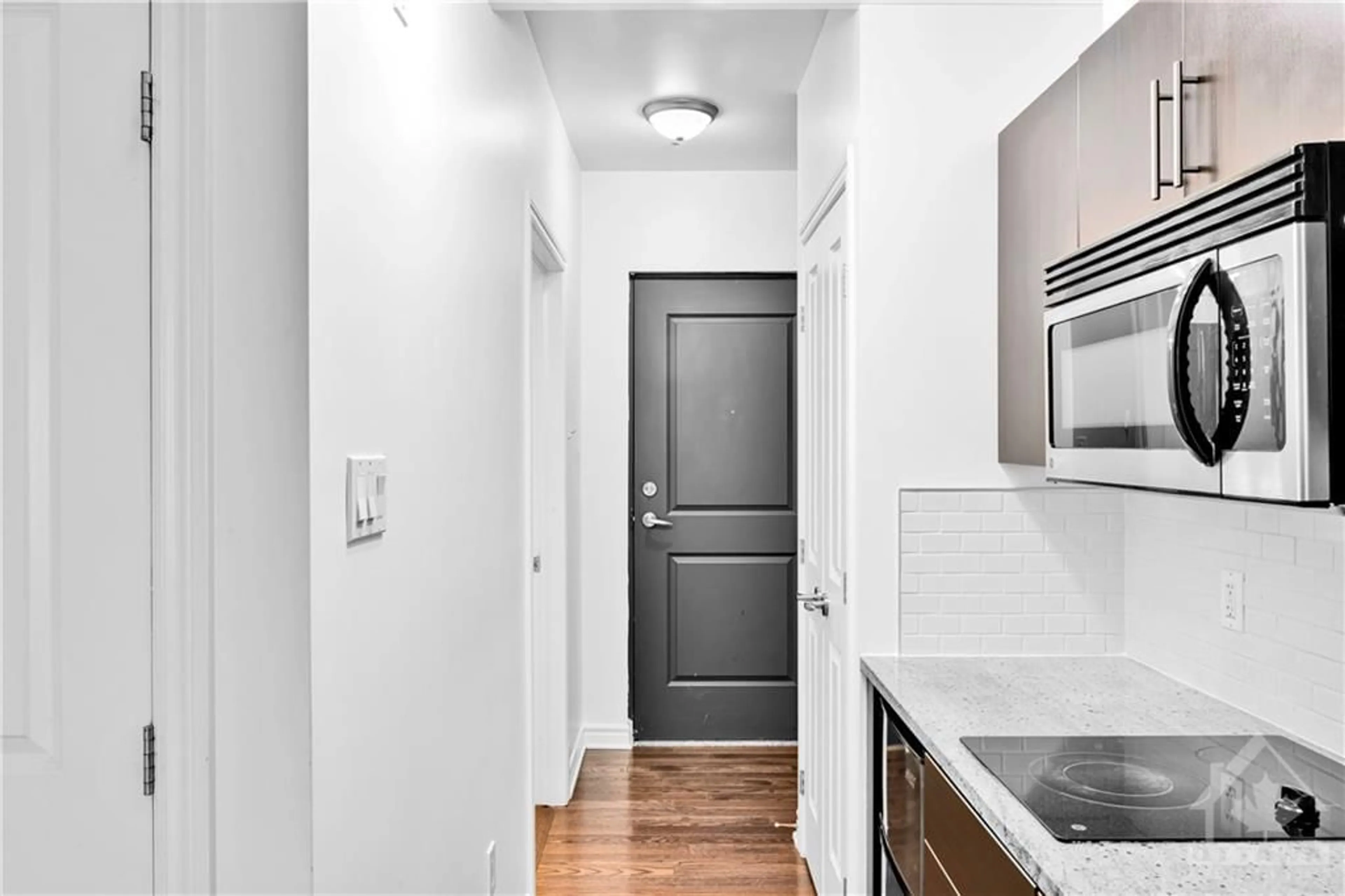 Indoor entryway, wood floors for 429 KENT St #114, Ottawa Ontario K2P 1B5