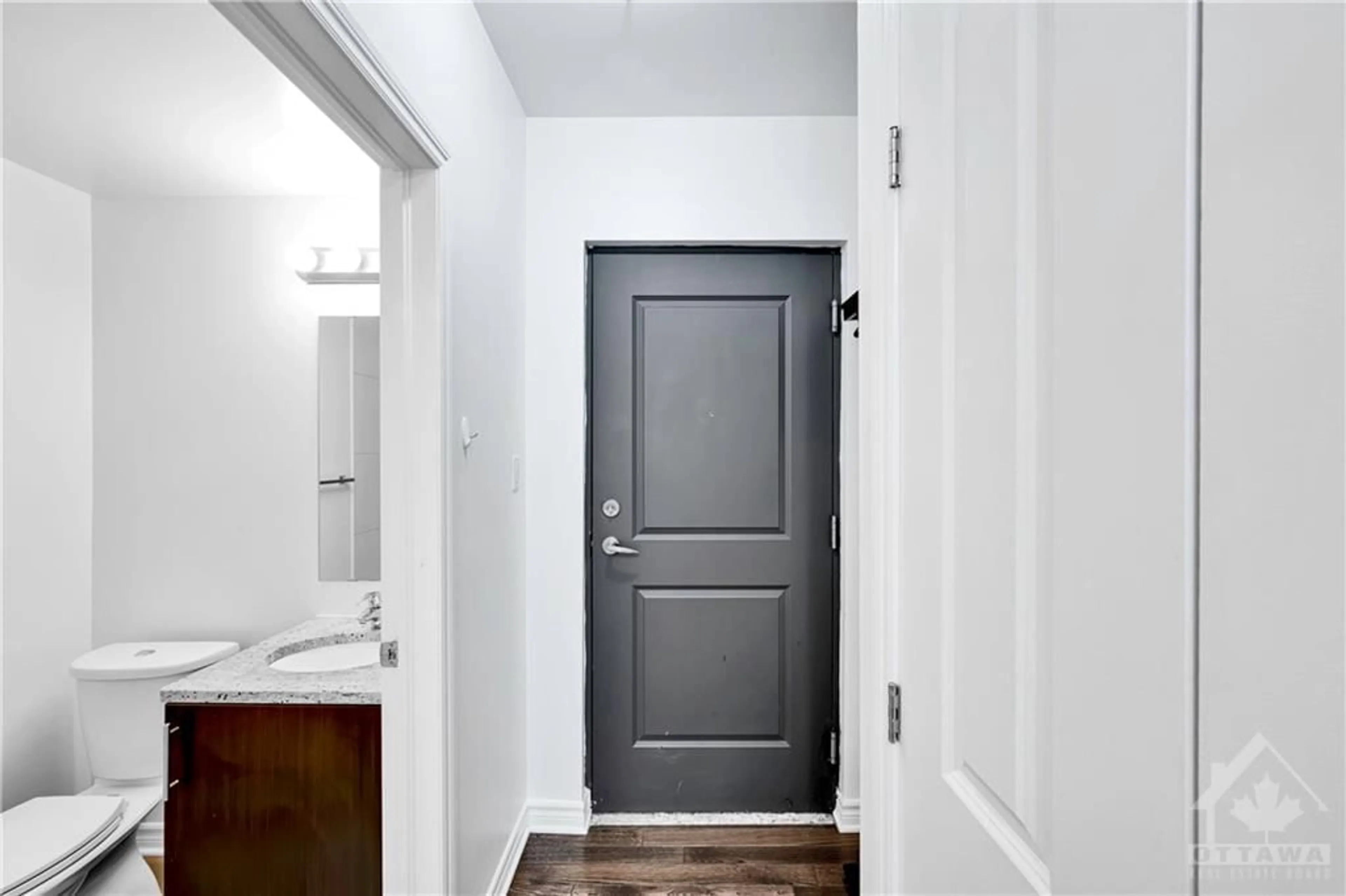 Indoor entryway, wood floors for 429 KENT St #114, Ottawa Ontario K2P 1B5