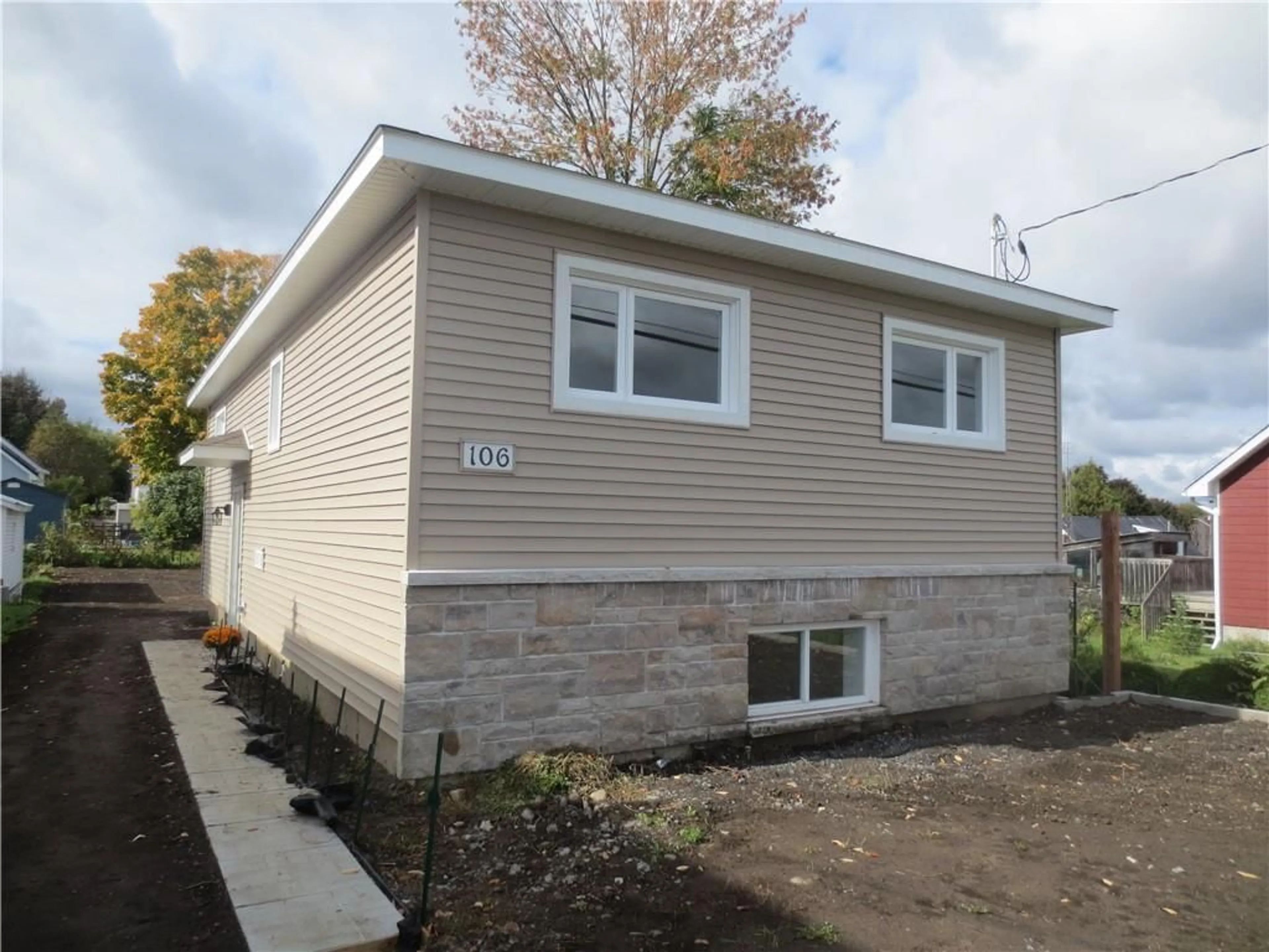 Home with vinyl exterior material for 106 BISHOP St, Alexandria Ontario K0C 1A0