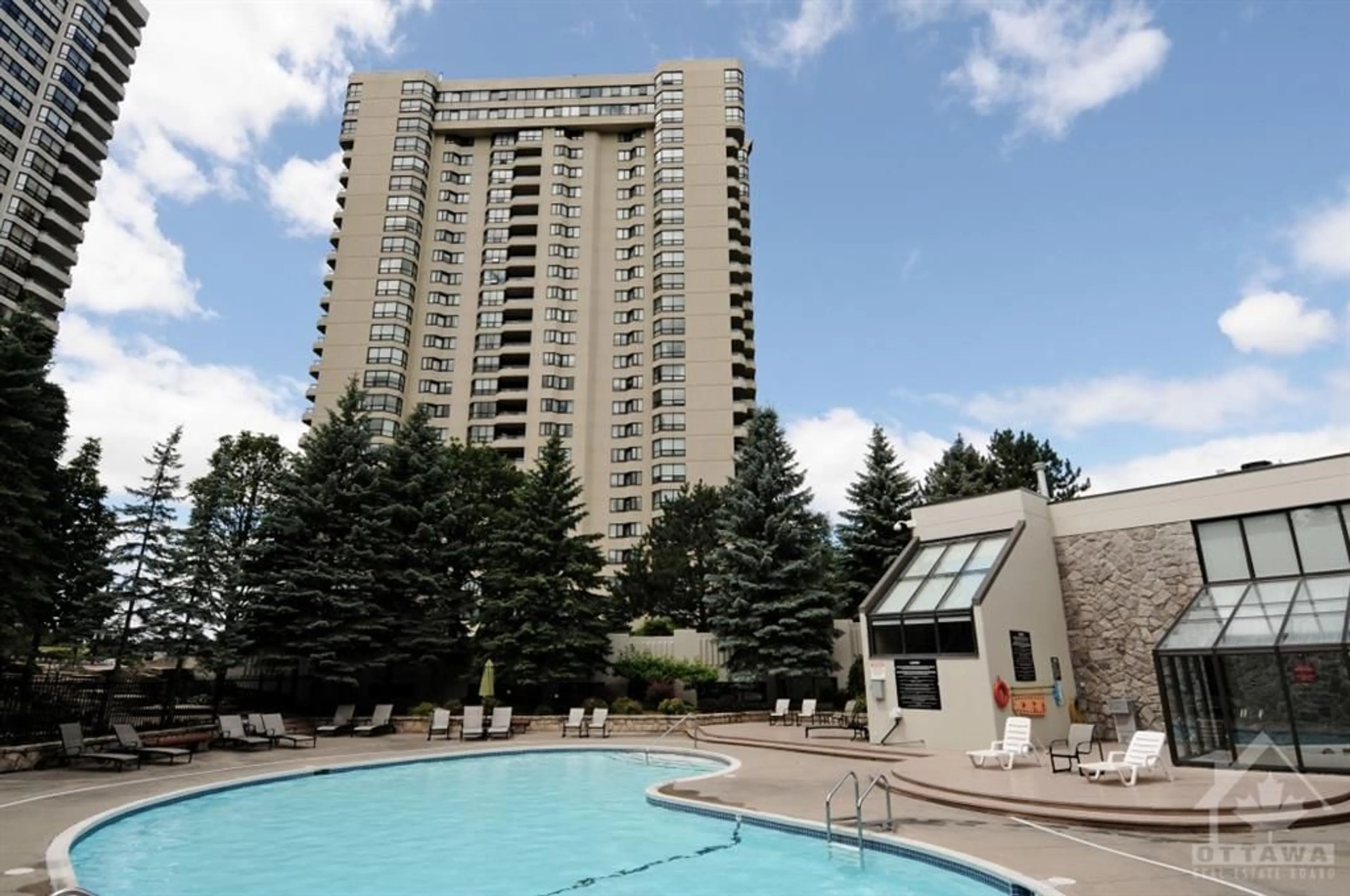 Indoor or outdoor pool for 1500 RIVERSIDE Dr #407, Ottawa Ontario K1G 4J4