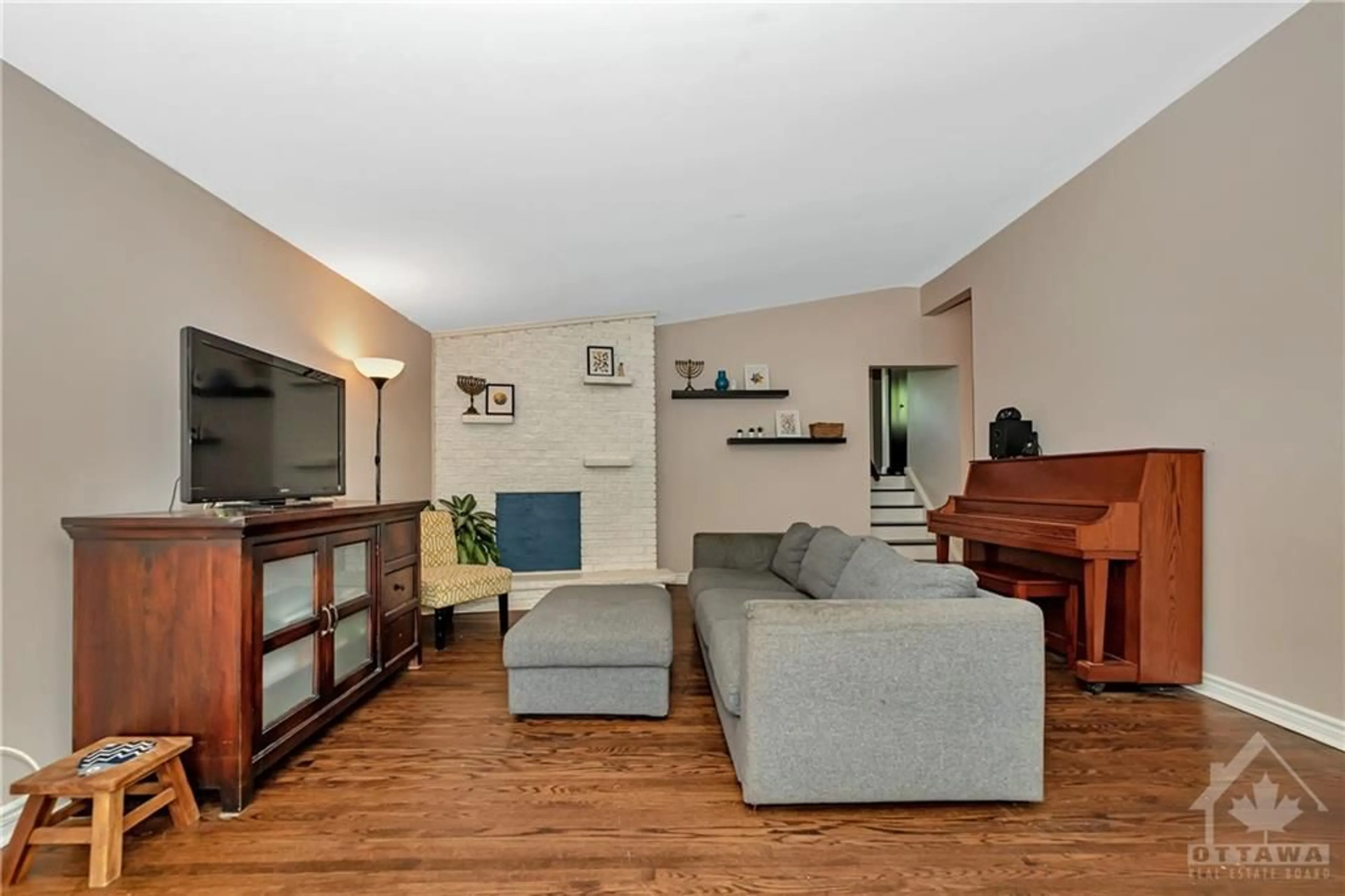 Living room, wood floors for 2010 FEATHERSTON Dr, Ottawa Ontario K1H 6P9