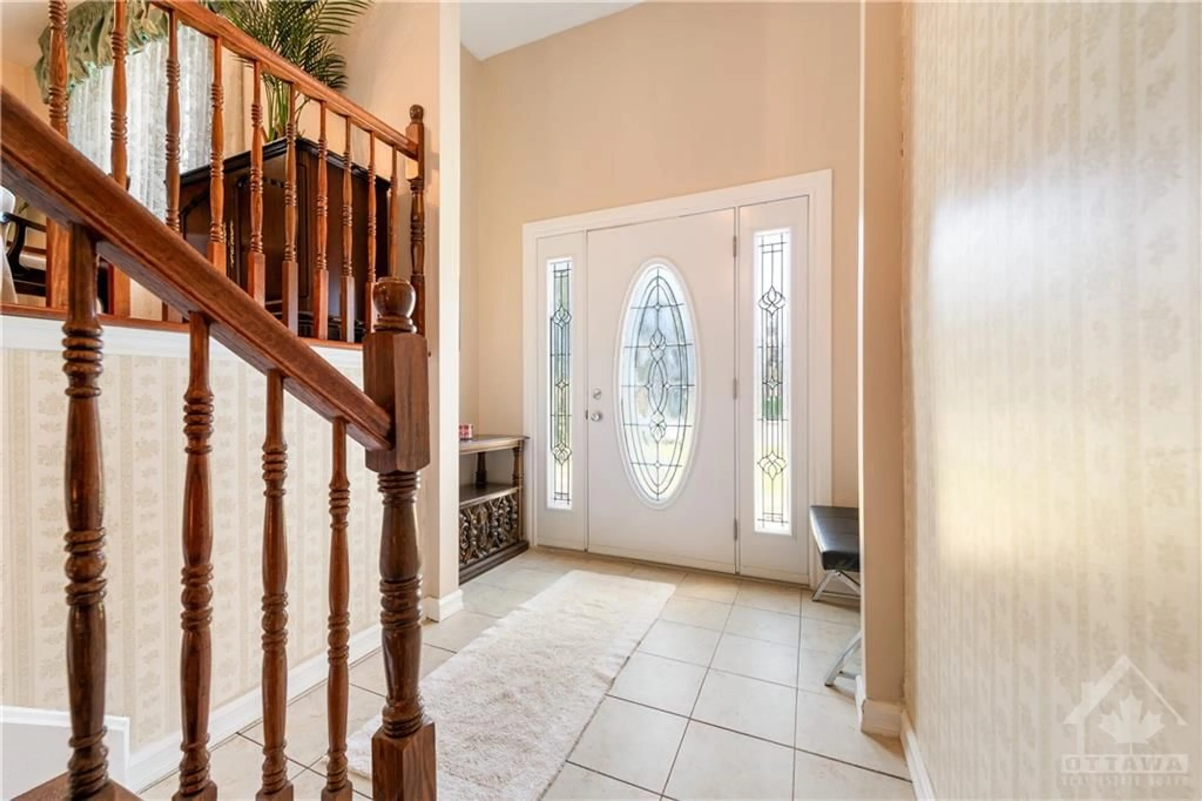 Indoor entryway, wood floors for 25 SAGINAW Cres, Ottawa Ontario K2E 6Y8