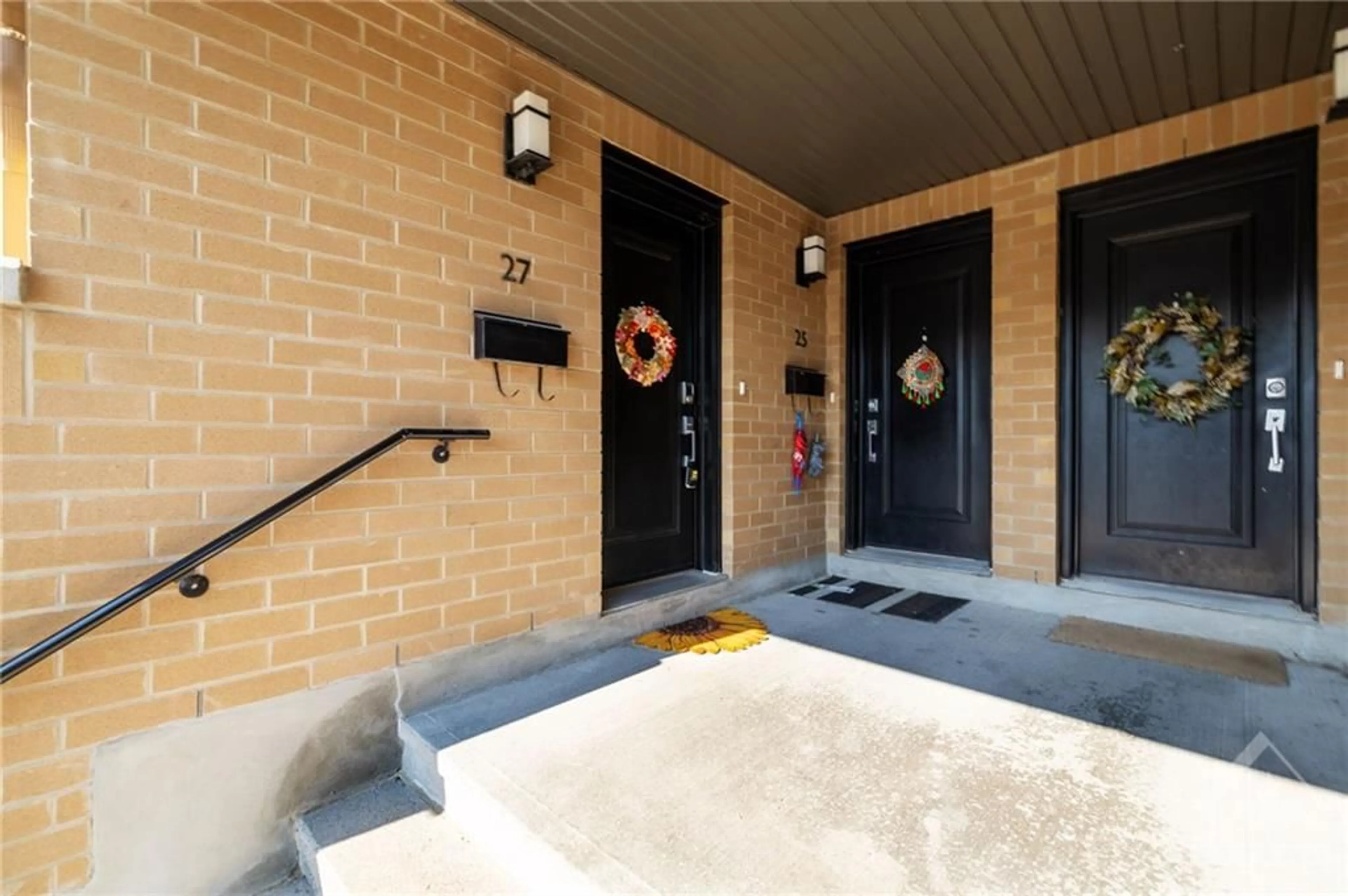 Indoor entryway, cement floor for 27 BERGERON Pvt, Ottawa Ontario K1C 0C2