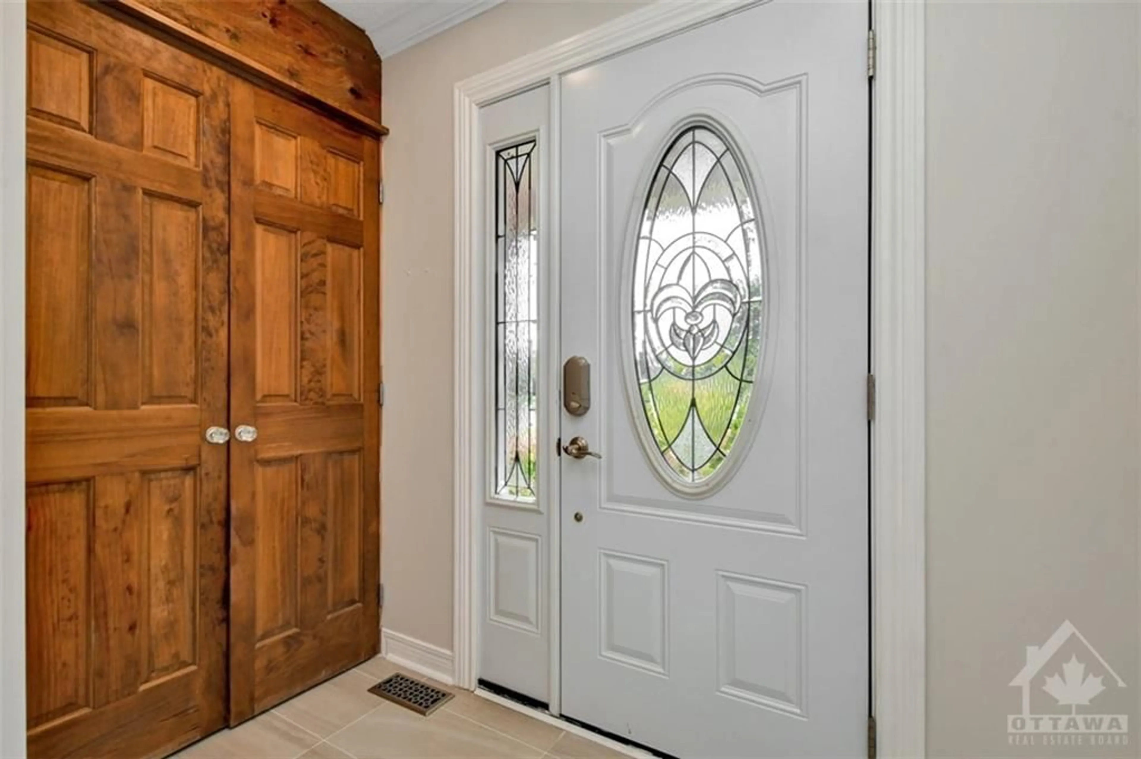 Indoor entryway, wood floors for 25 SARRAZIN Way, Ottawa Ontario K2J 4A5