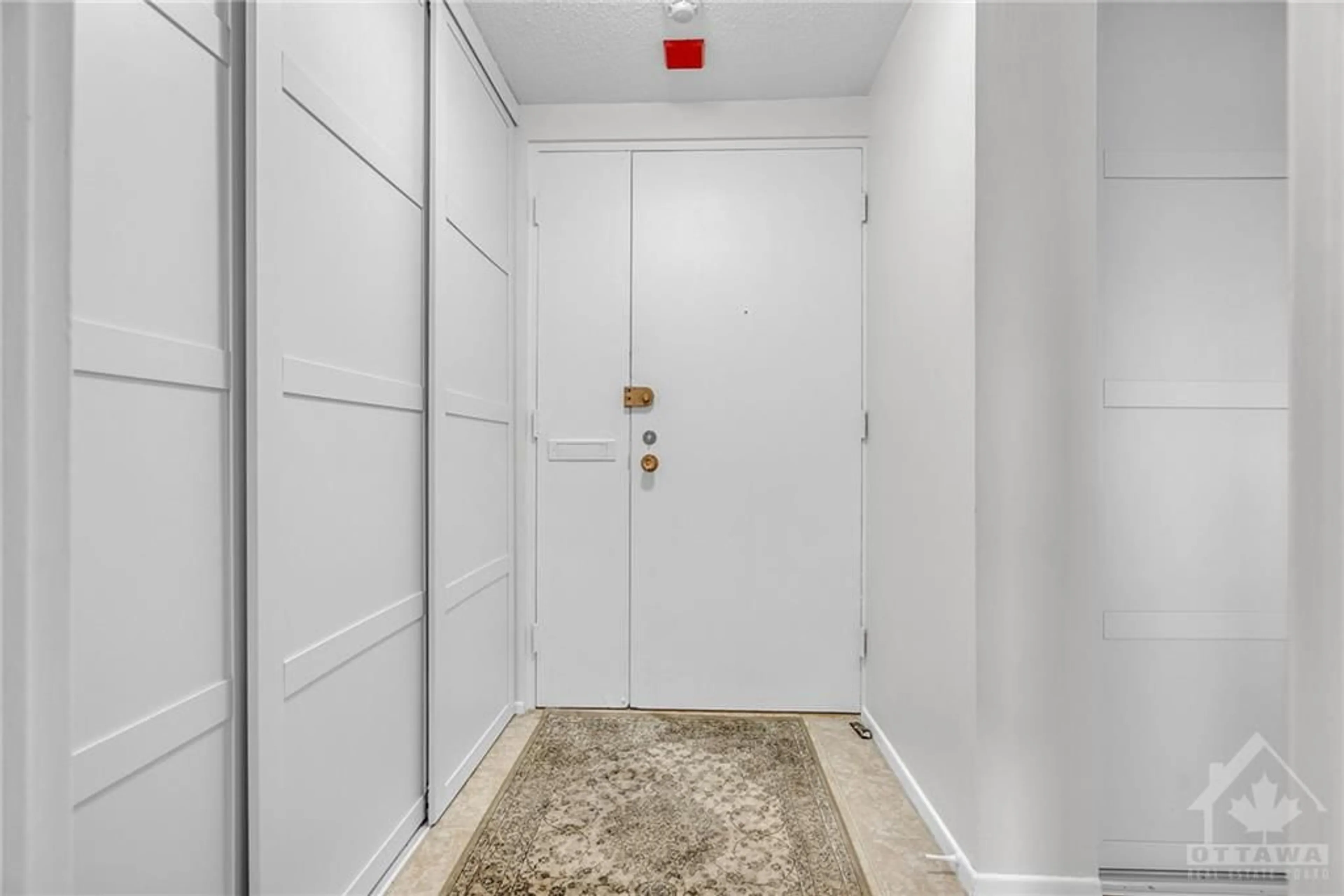 Indoor entryway, carpet floors for 1356 MEADOWLANDS Dr #1007, Ottawa Ontario K2E 6K6