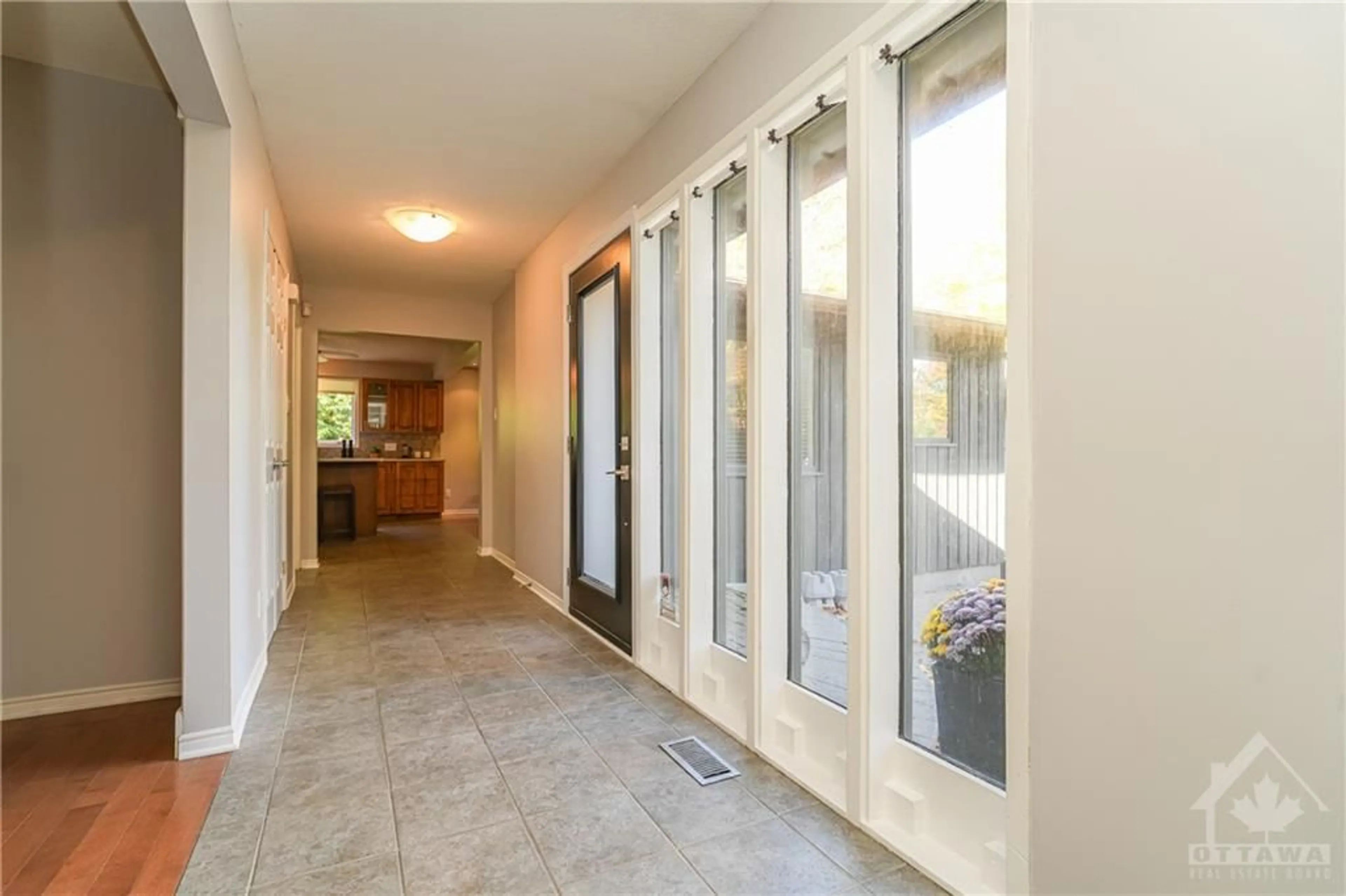 Indoor entryway, wood floors for 5458 WOODEDEN Dr, Ottawa Ontario K4M 1B4