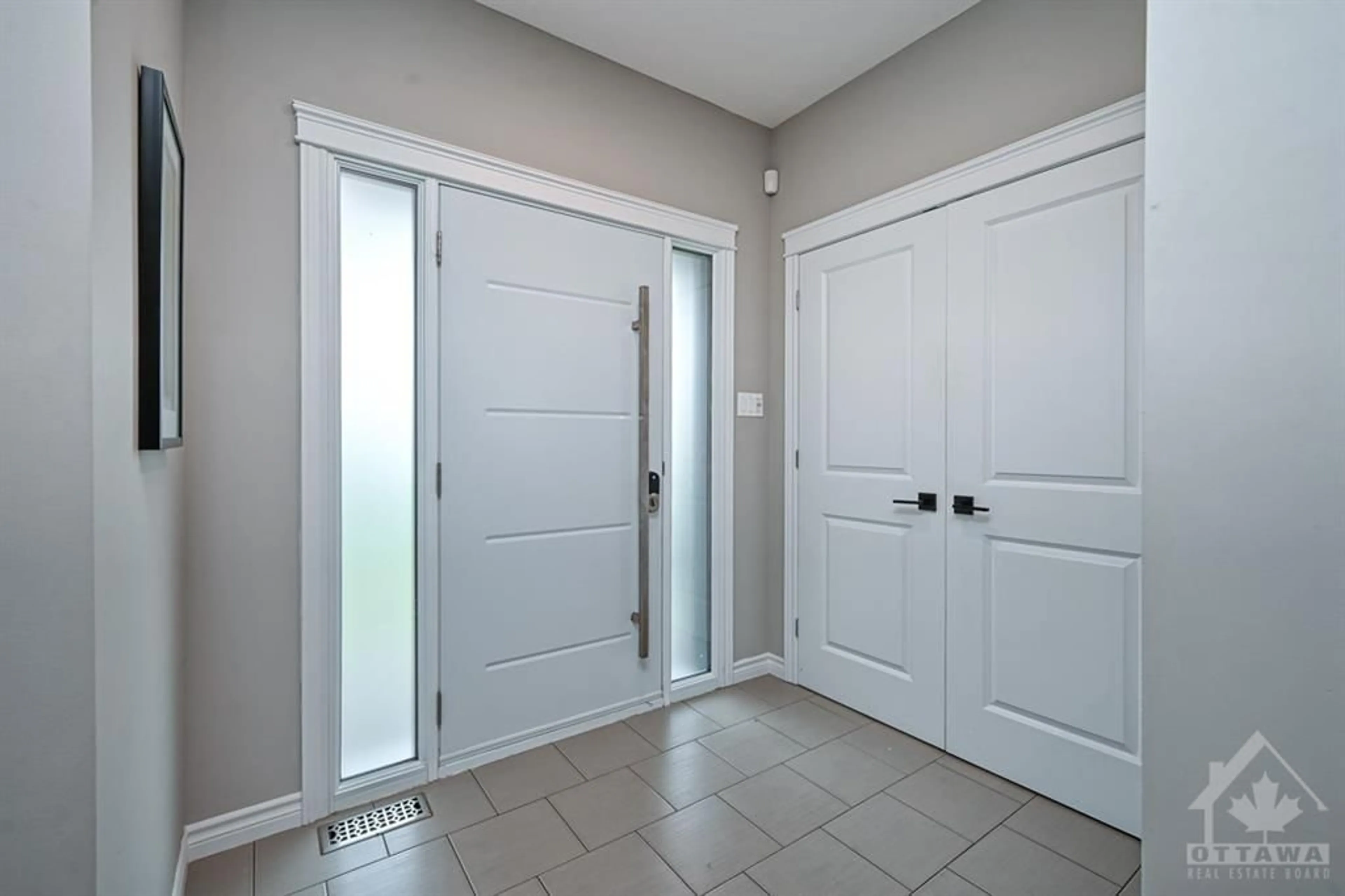 Indoor entryway, wood floors for 1457 COMFREY Cres, Orleans Ontario K4A 0L8