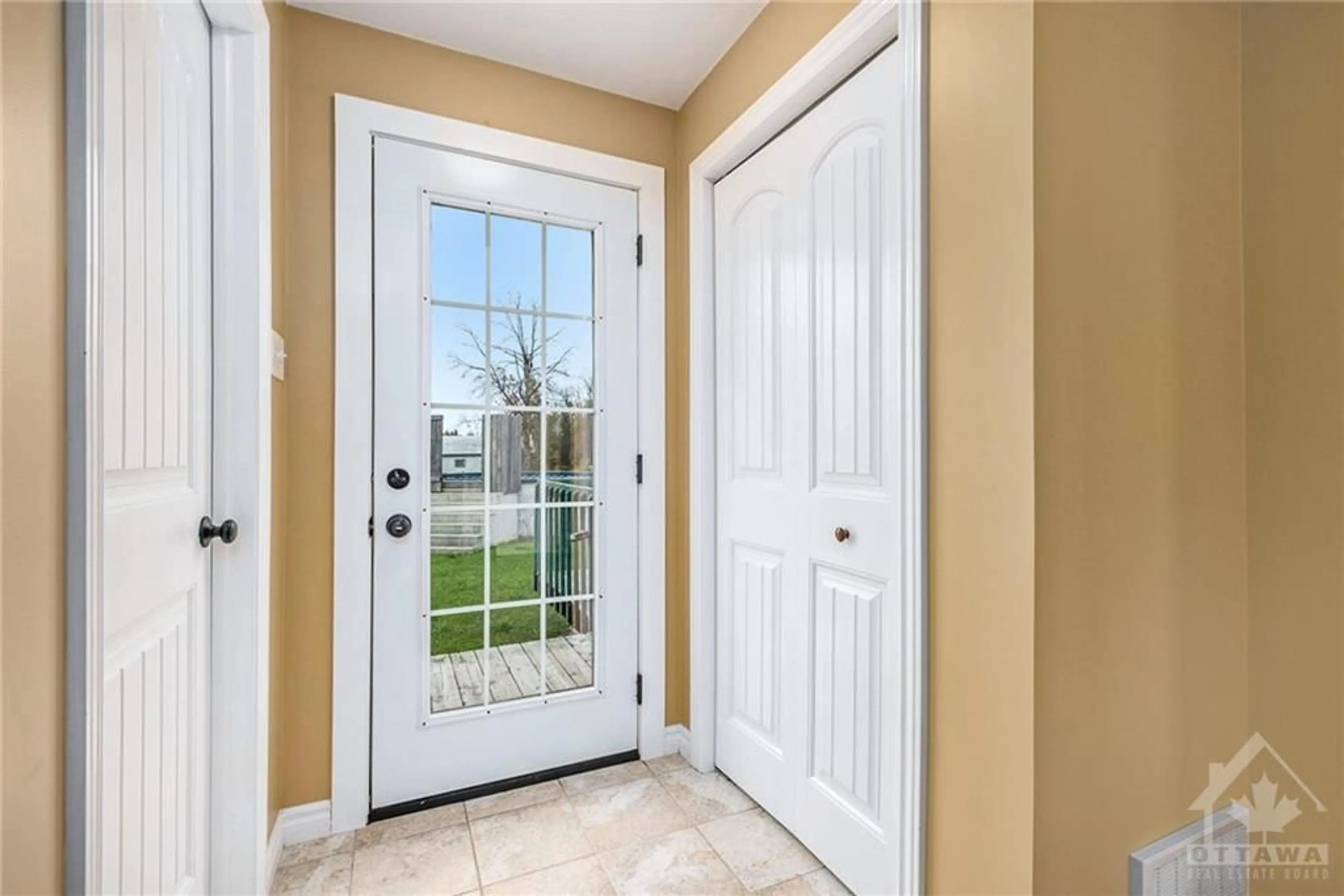 Indoor entryway, wood floors for 17480 MCPHAIL Rd, St Andrews West Ontario K0C 2A0