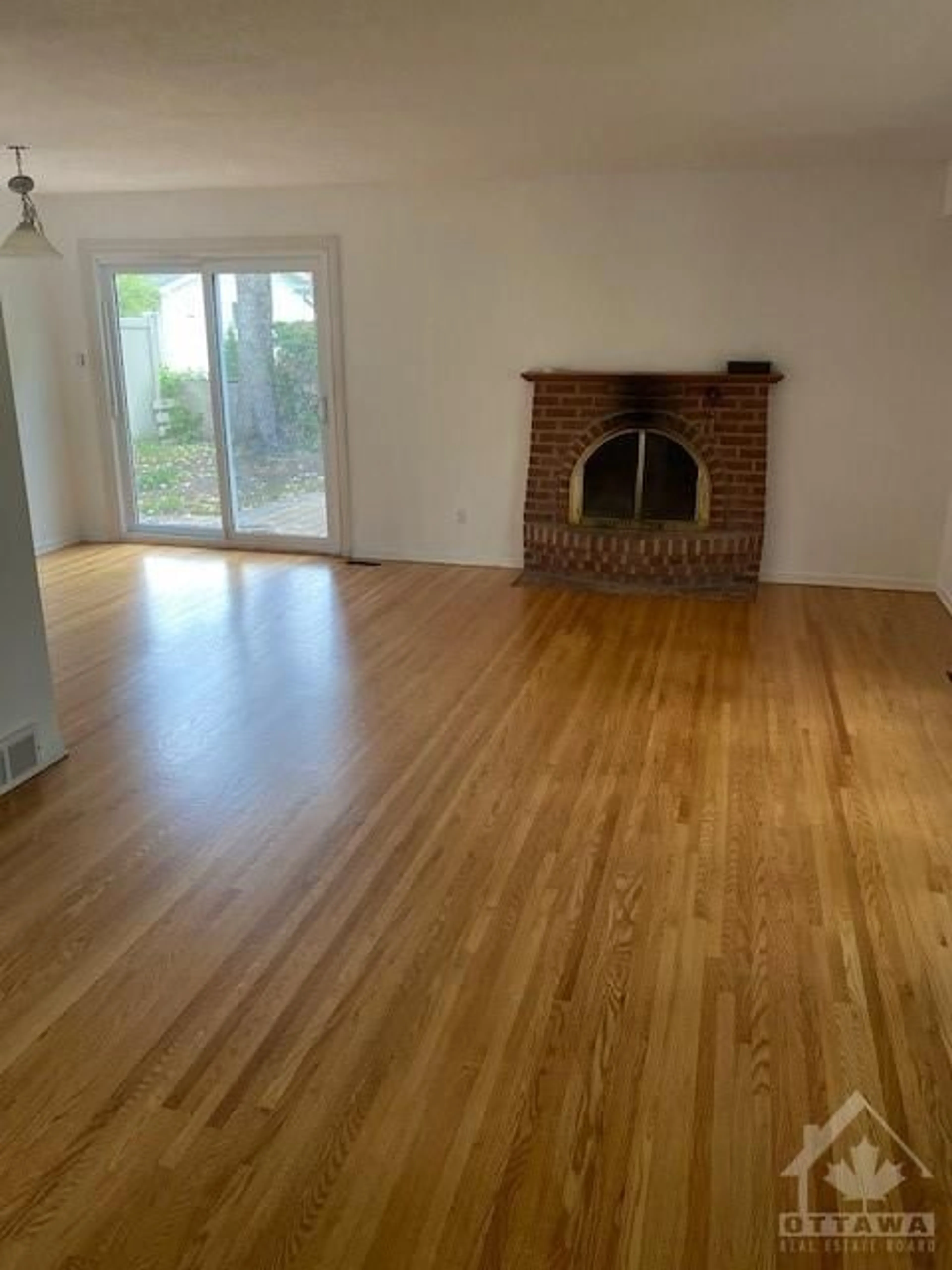 A pic of a room, wood floors for 7 WESTPARK Dr, Ottawa Ontario K1B 3H8