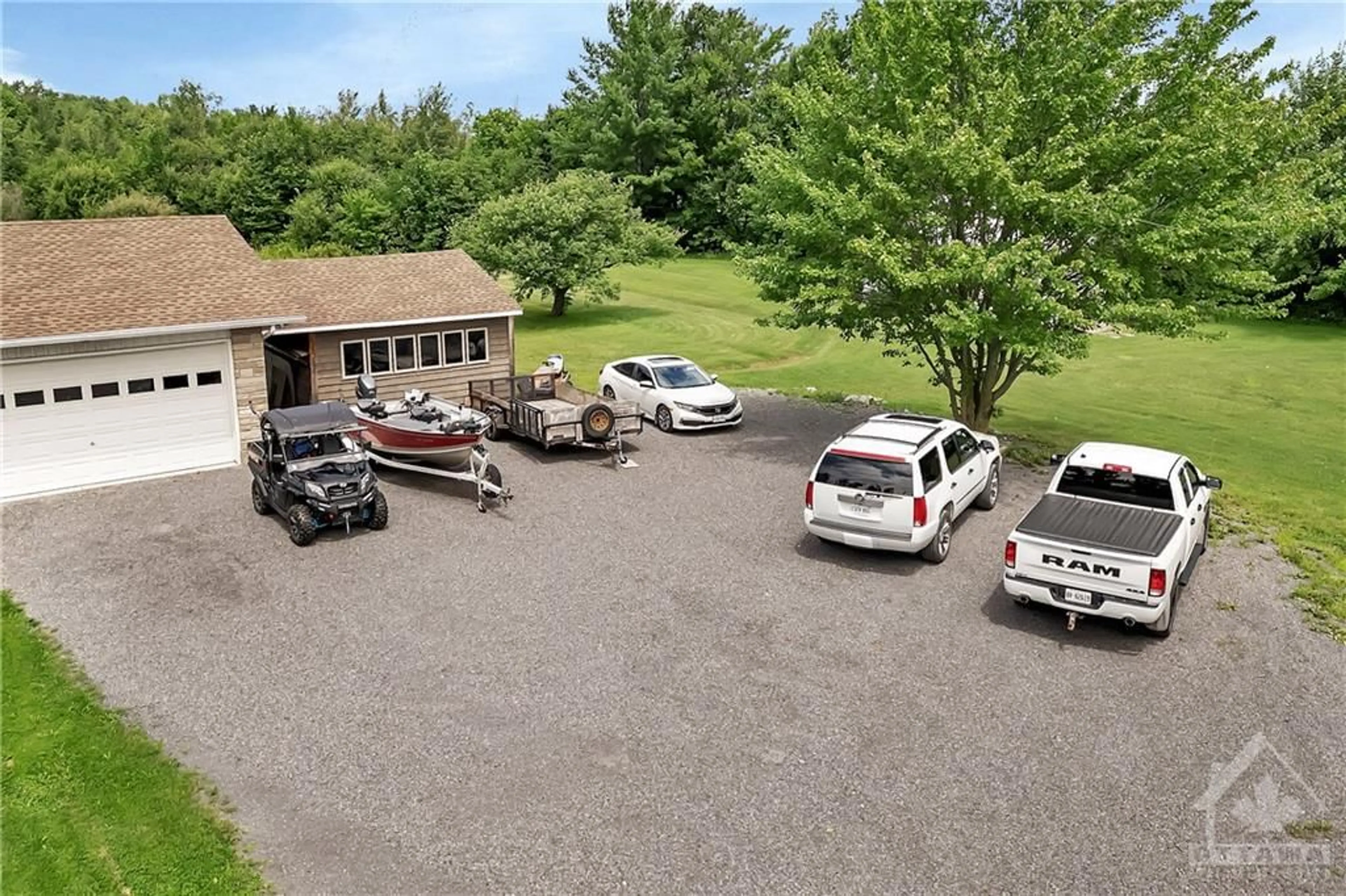 Indoor garage, carpet floors for 411 BELVEDERE Rd, Hammond Ontario K0A 2A0