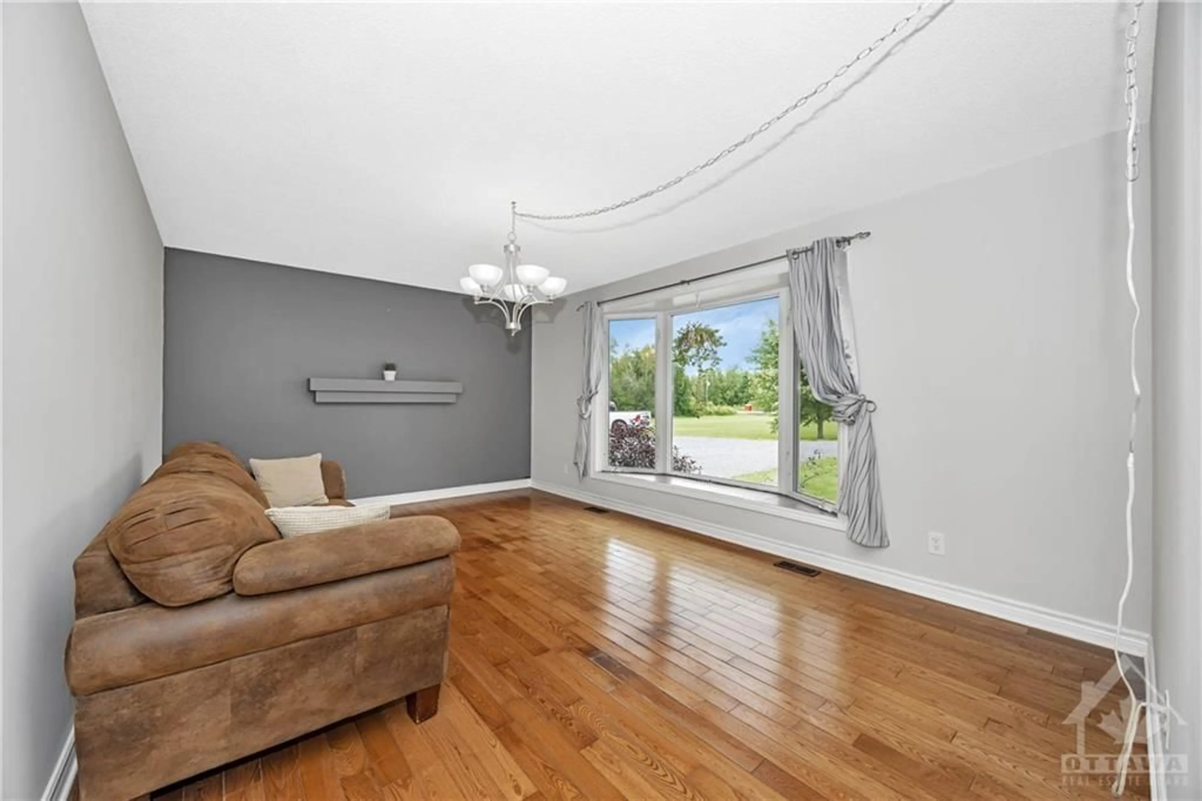 Living room, wood floors for 411 BELVEDERE Rd, Hammond Ontario K0A 2A0