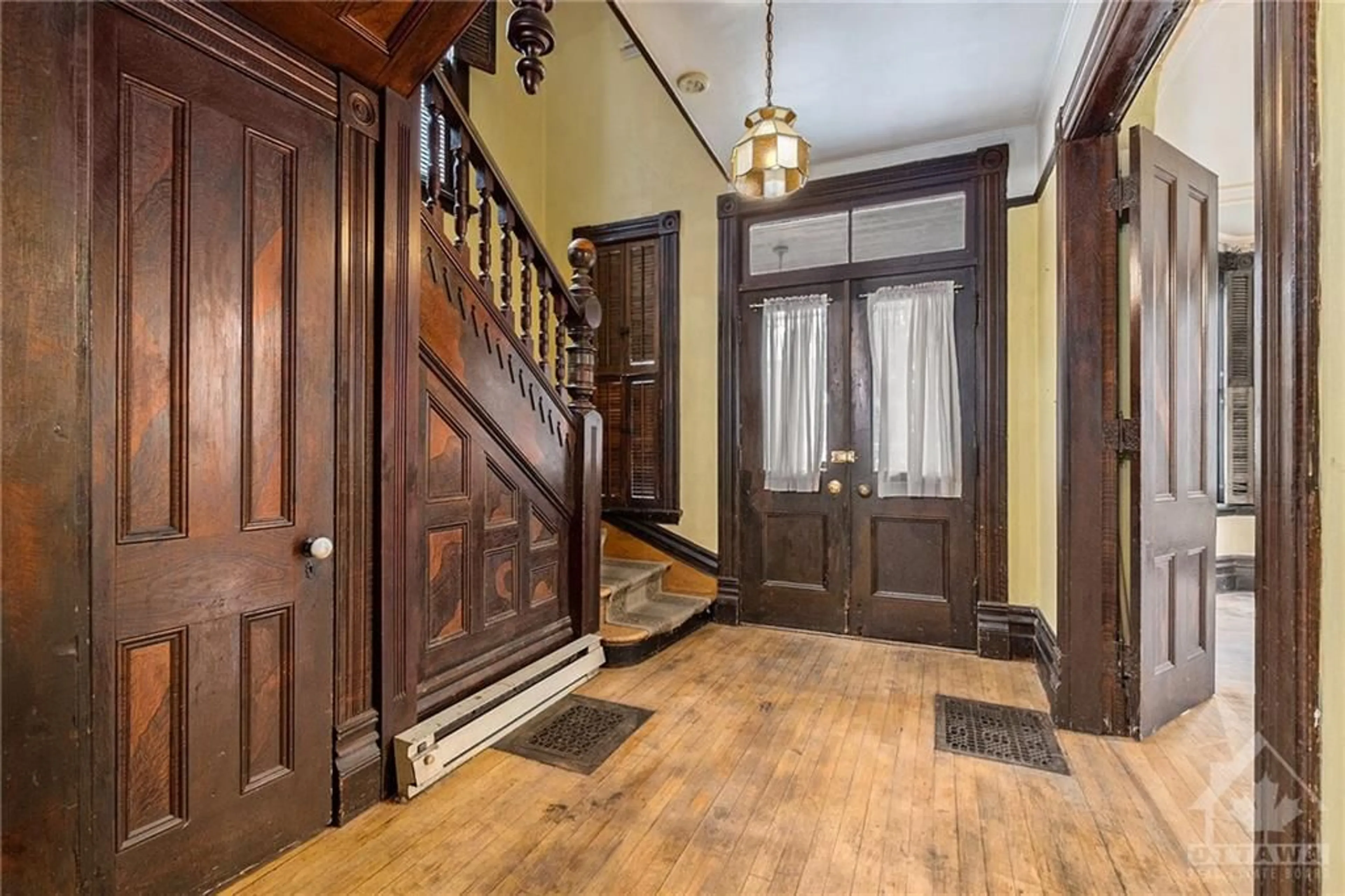 Indoor foyer, wood floors for 241 SYDNEY St, Cornwall Ontario K6H 3H3