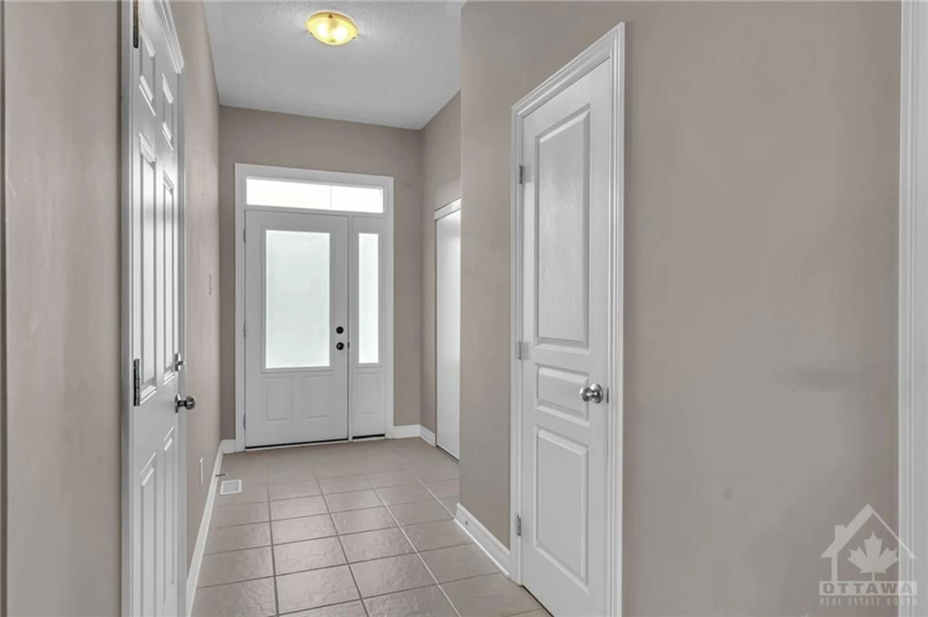 Indoor entryway for 226 AKERSON Rd, Ottawa Ontario K2M 0H7